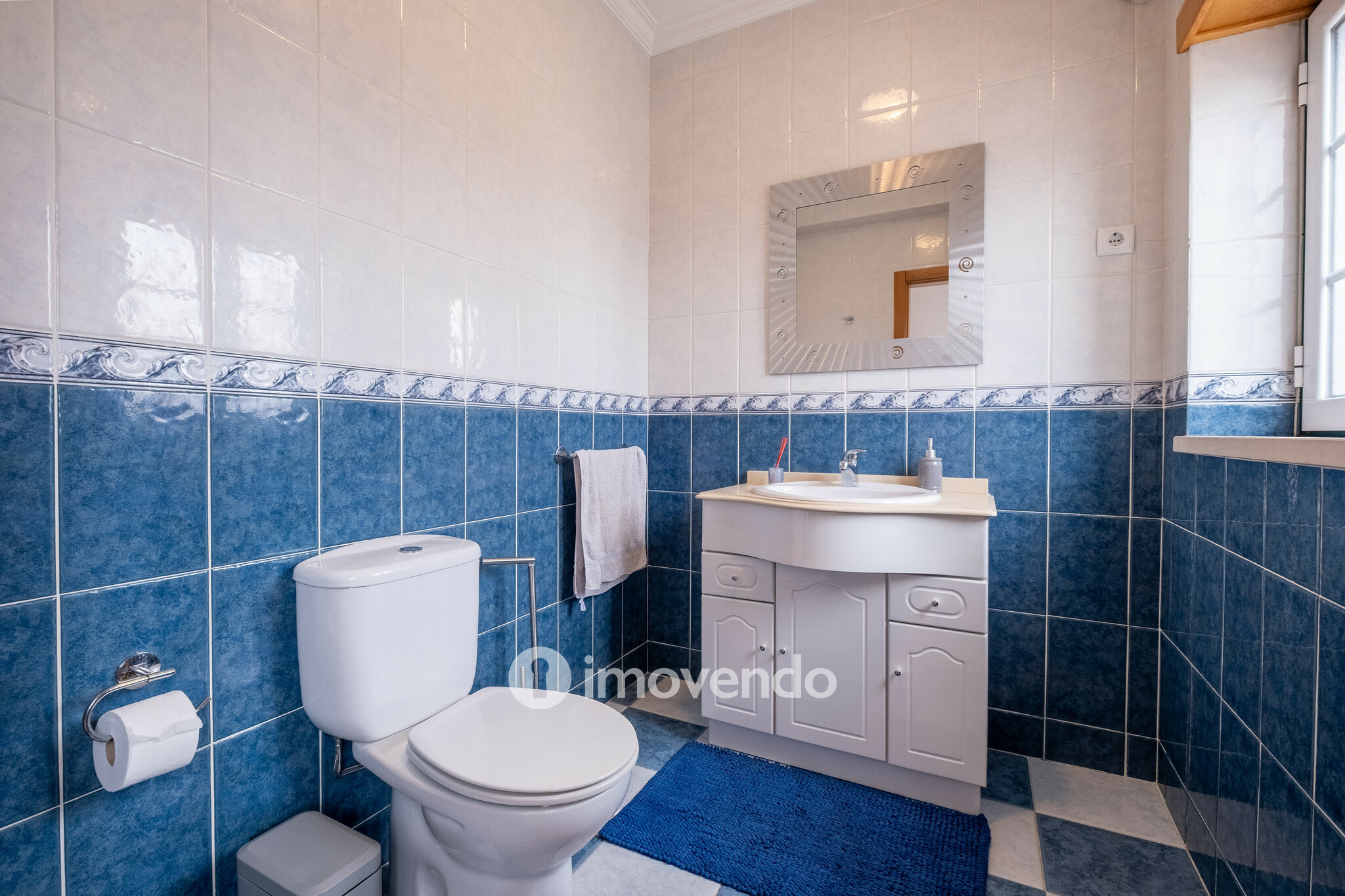 Moradia geminada T3, com áreas amplas e garagem, em Minde, Santarém