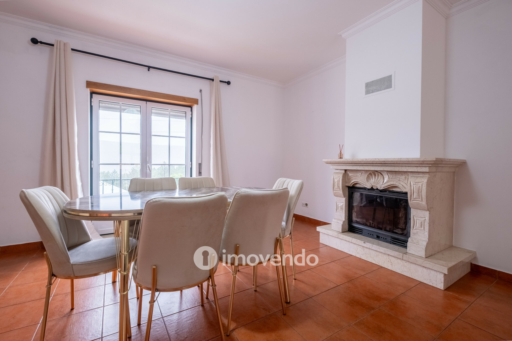 Moradia geminada T3, com áreas amplas e garagem, em Minde, Santarém