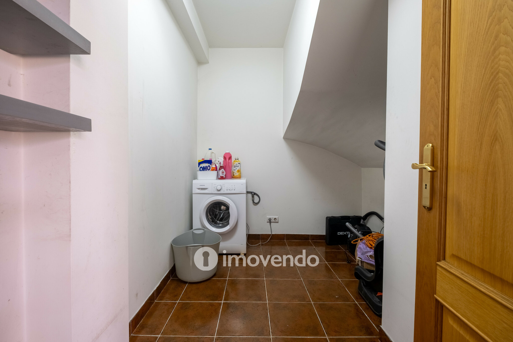 Moradia geminada T3, com áreas amplas e garagem, em Minde, Santarém