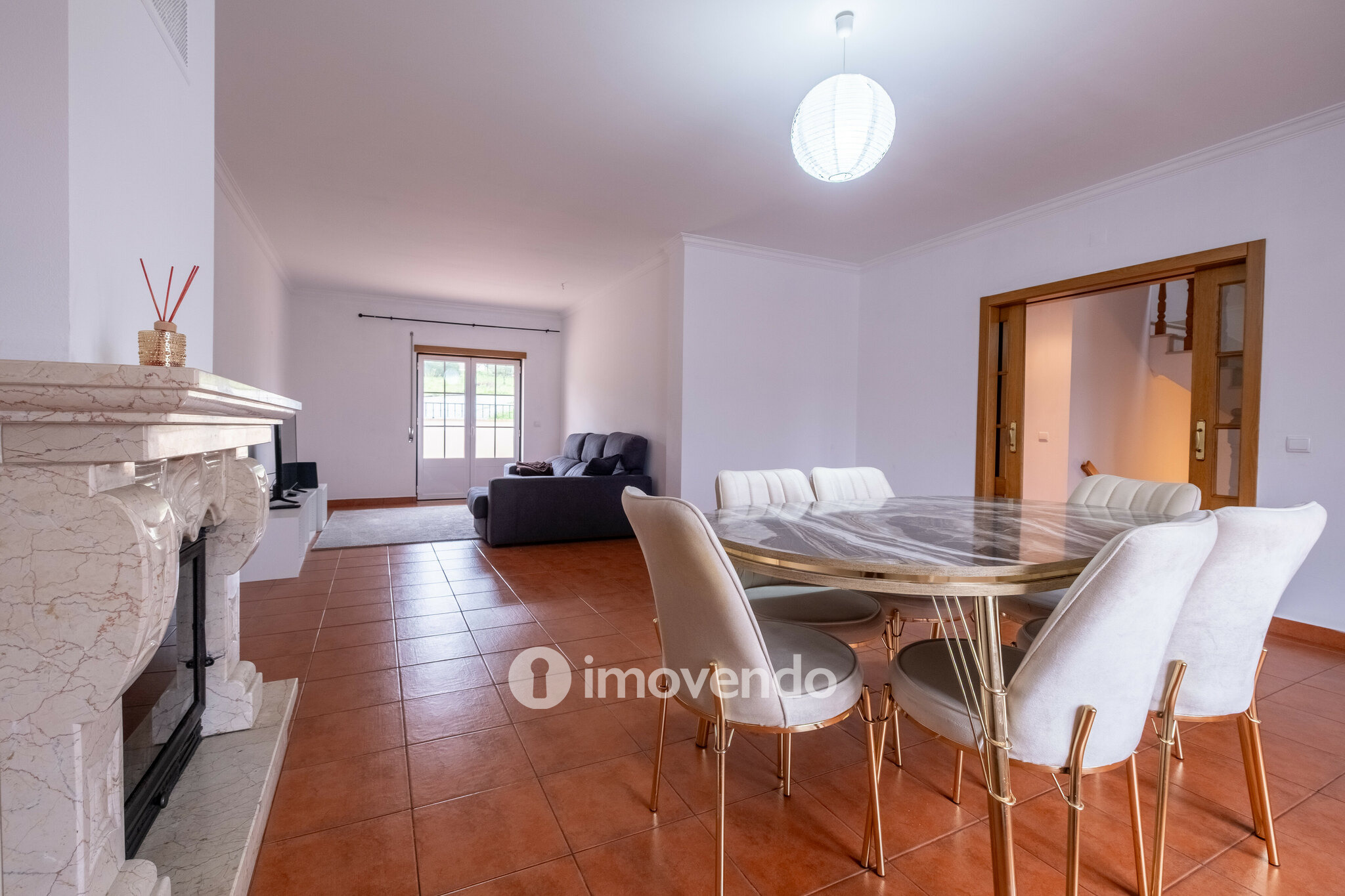 Moradia geminada T3, com áreas amplas e garagem, em Minde, Santarém