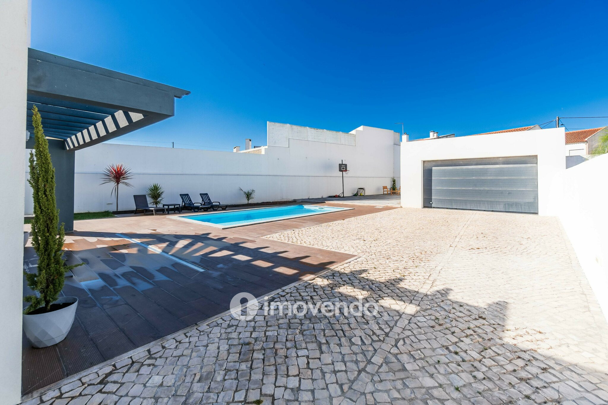 Moradia T4 exclusiva, com piscina e próximo da praia, em Peniche