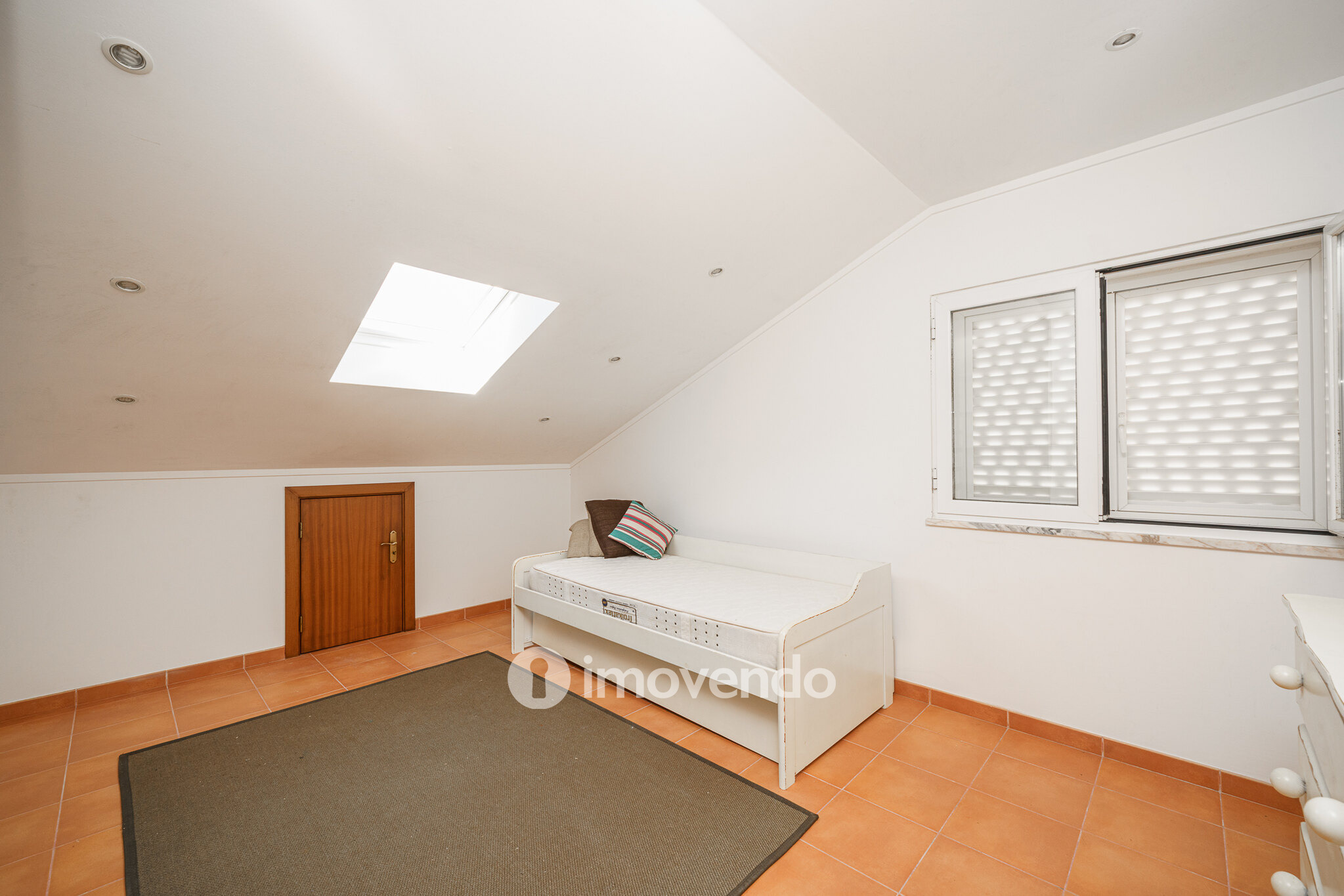 Moradia T4 com garagem e próxima da praia, na Charneca da Caparica