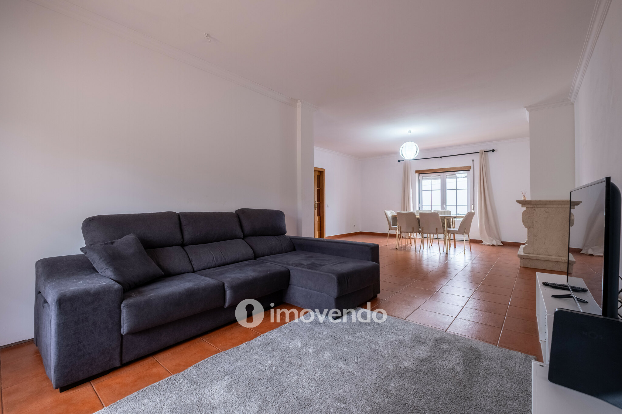 Moradia geminada T3, com áreas amplas e garagem, em Minde, Santarém