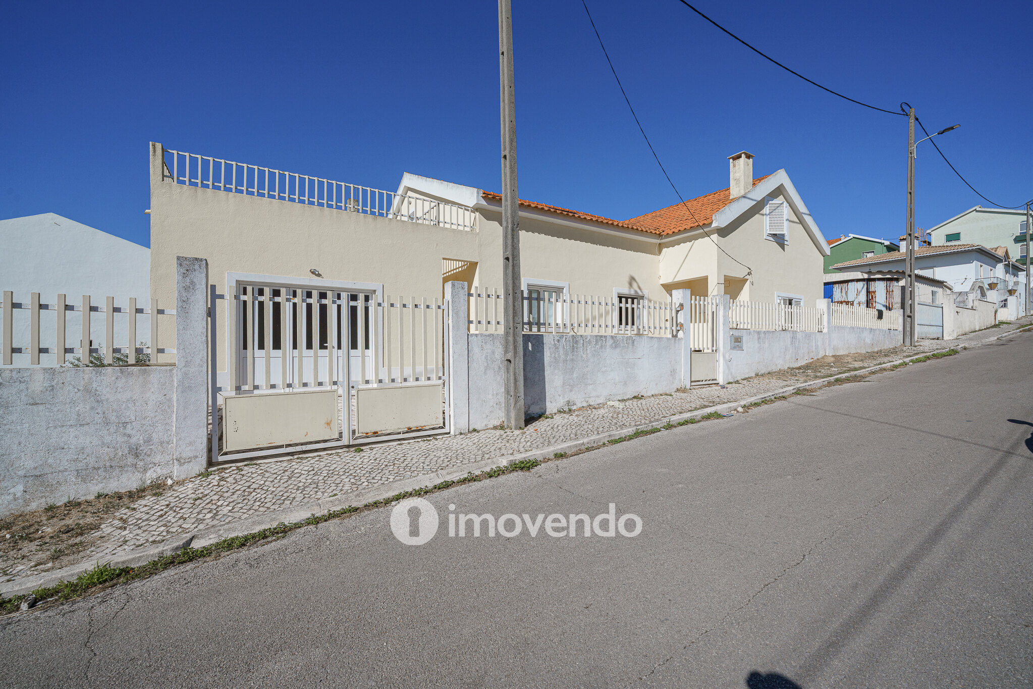 Moradia T4 com garagem e próxima da praia, na Charneca da Caparica