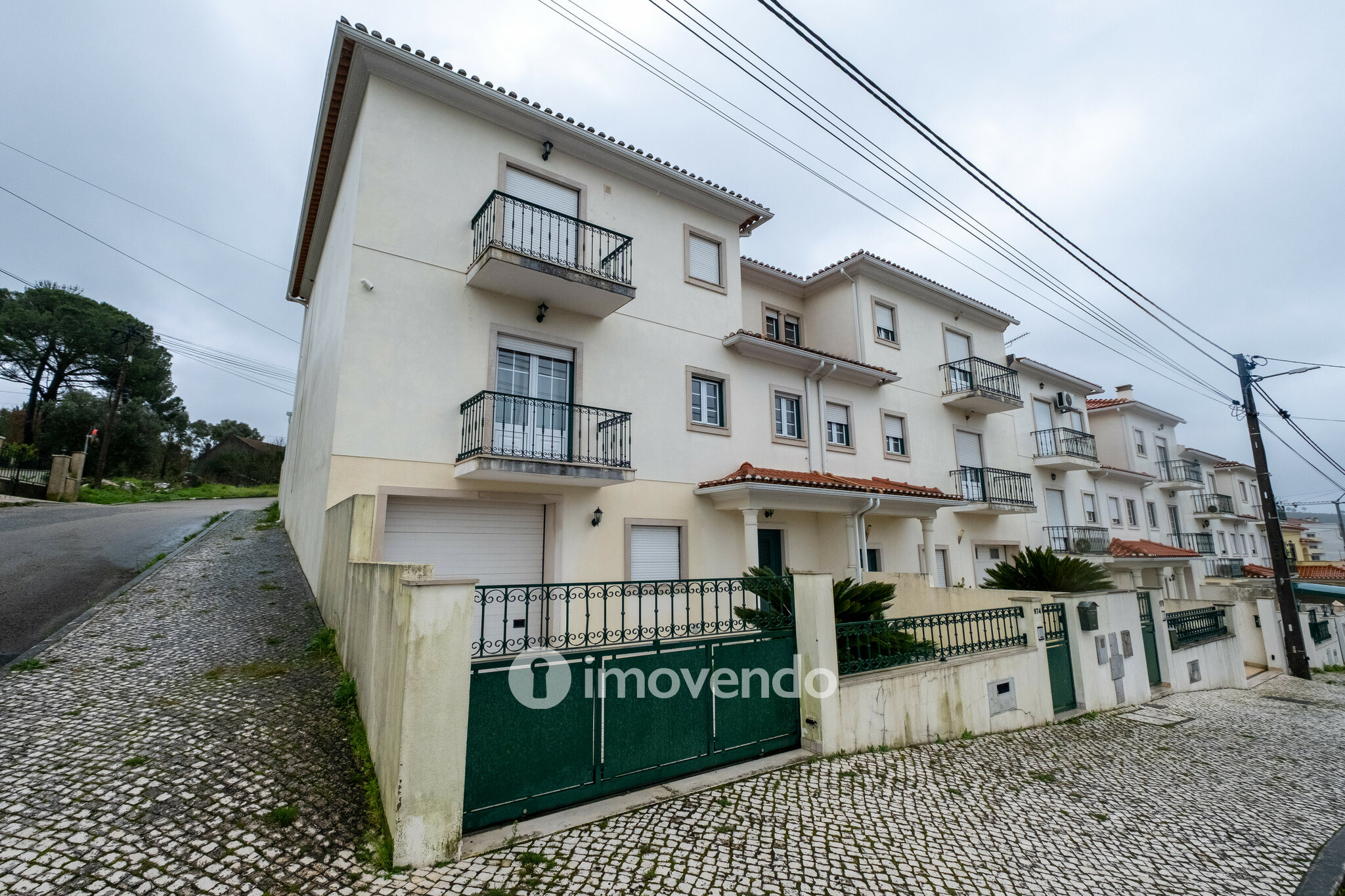Moradia geminada T3, com áreas amplas e garagem, em Minde, Santarém