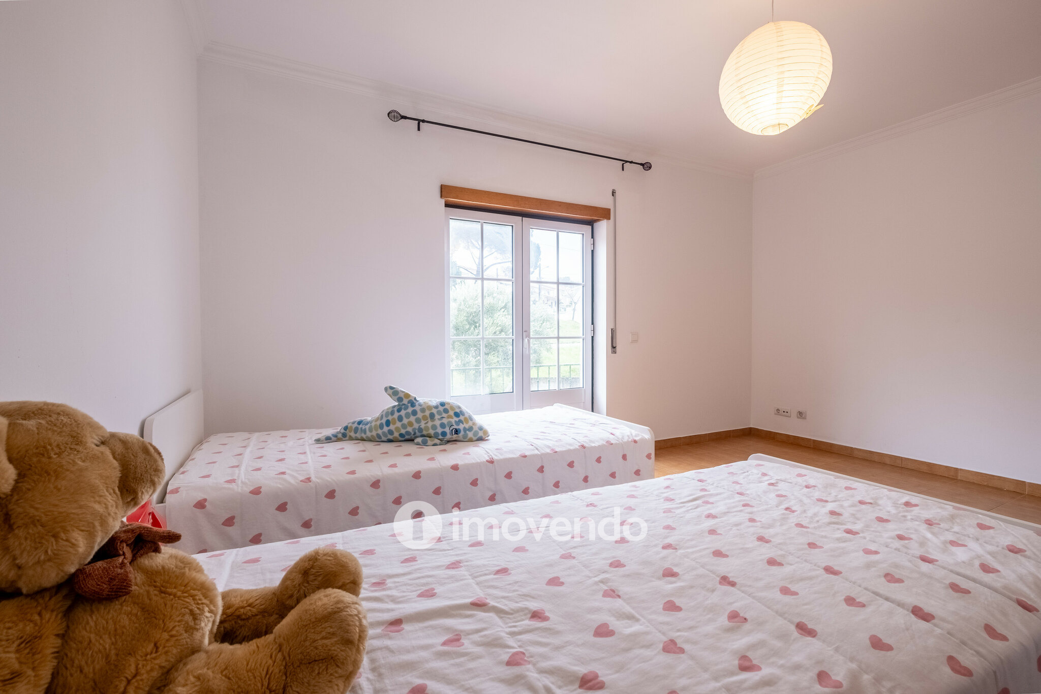 Moradia geminada T3, com áreas amplas e garagem, em Minde, Santarém