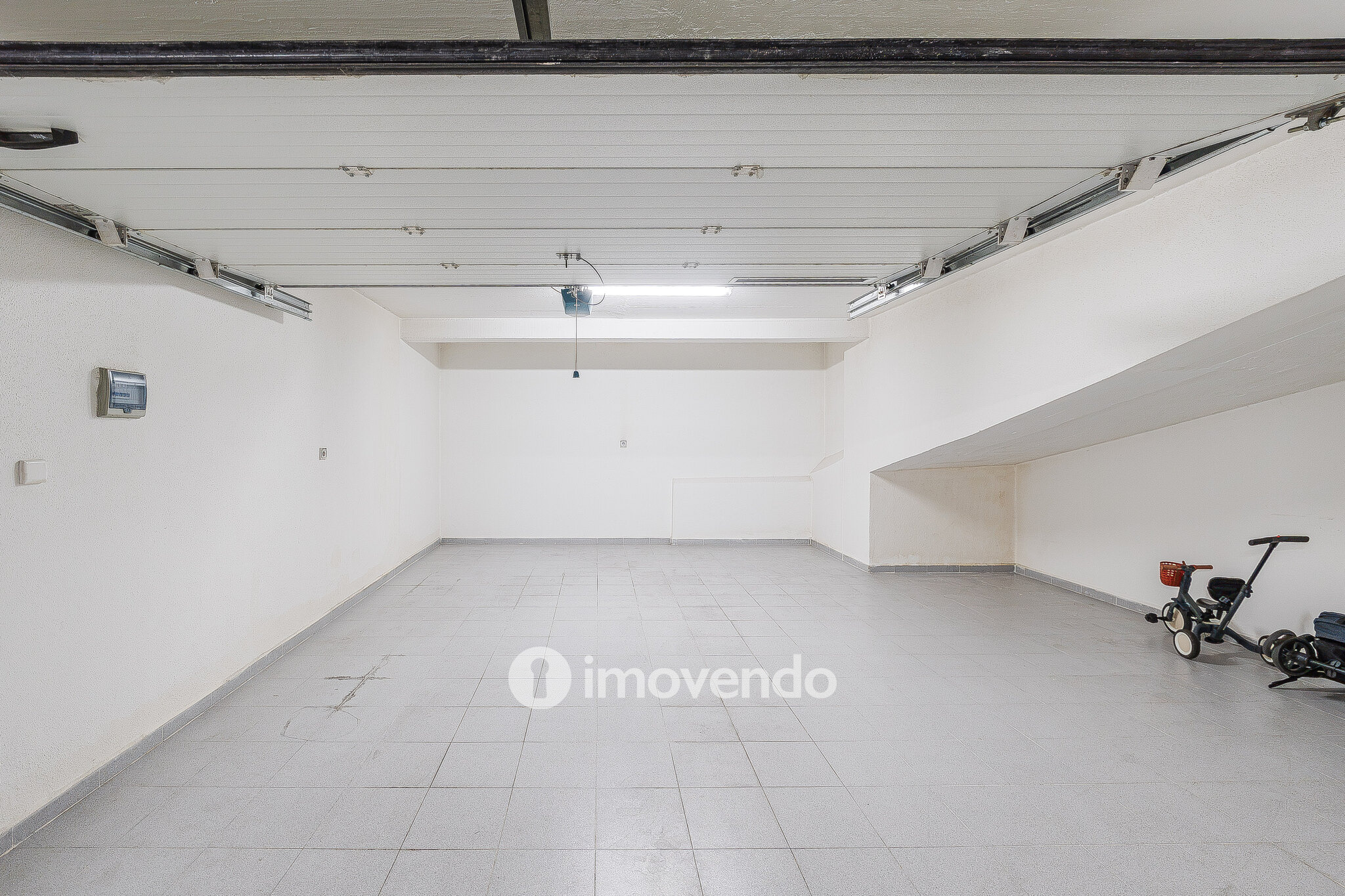 Apartamento T2 moderno, com garagem, em Carnaxide