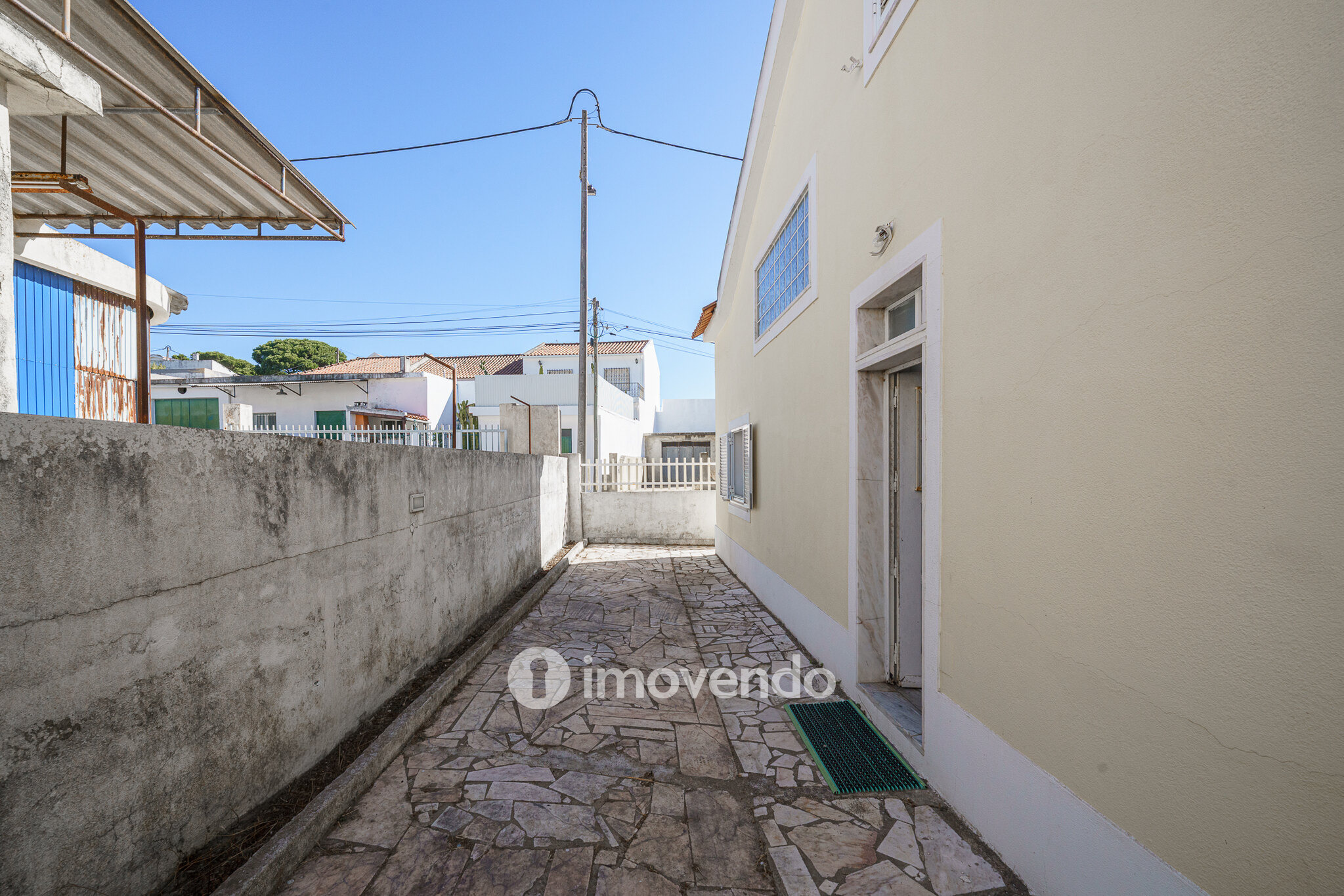 Moradia T4 com garagem e próxima da praia, na Charneca da Caparica