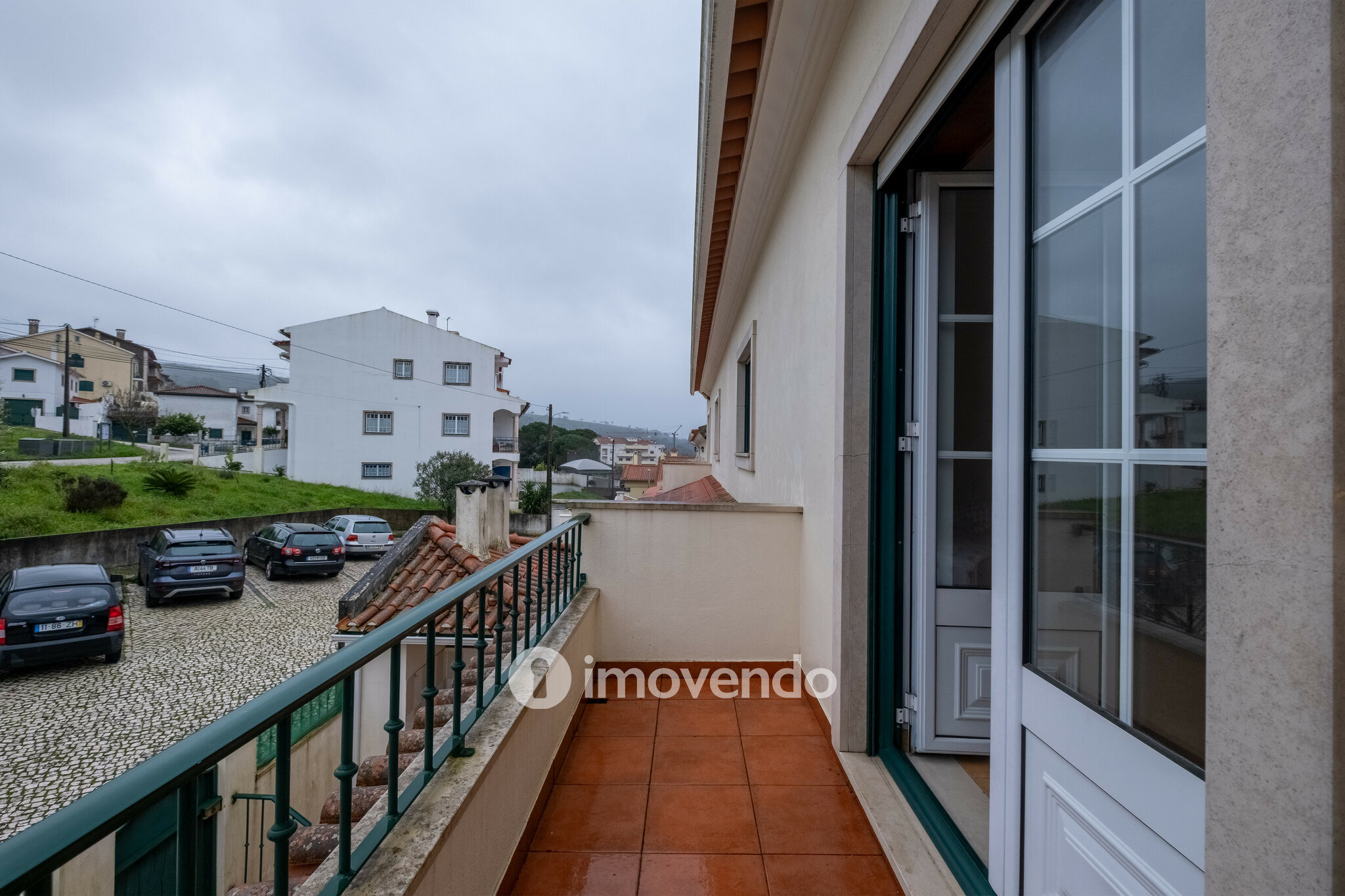 Moradia geminada T3, com áreas amplas e garagem, em Minde, Santarém