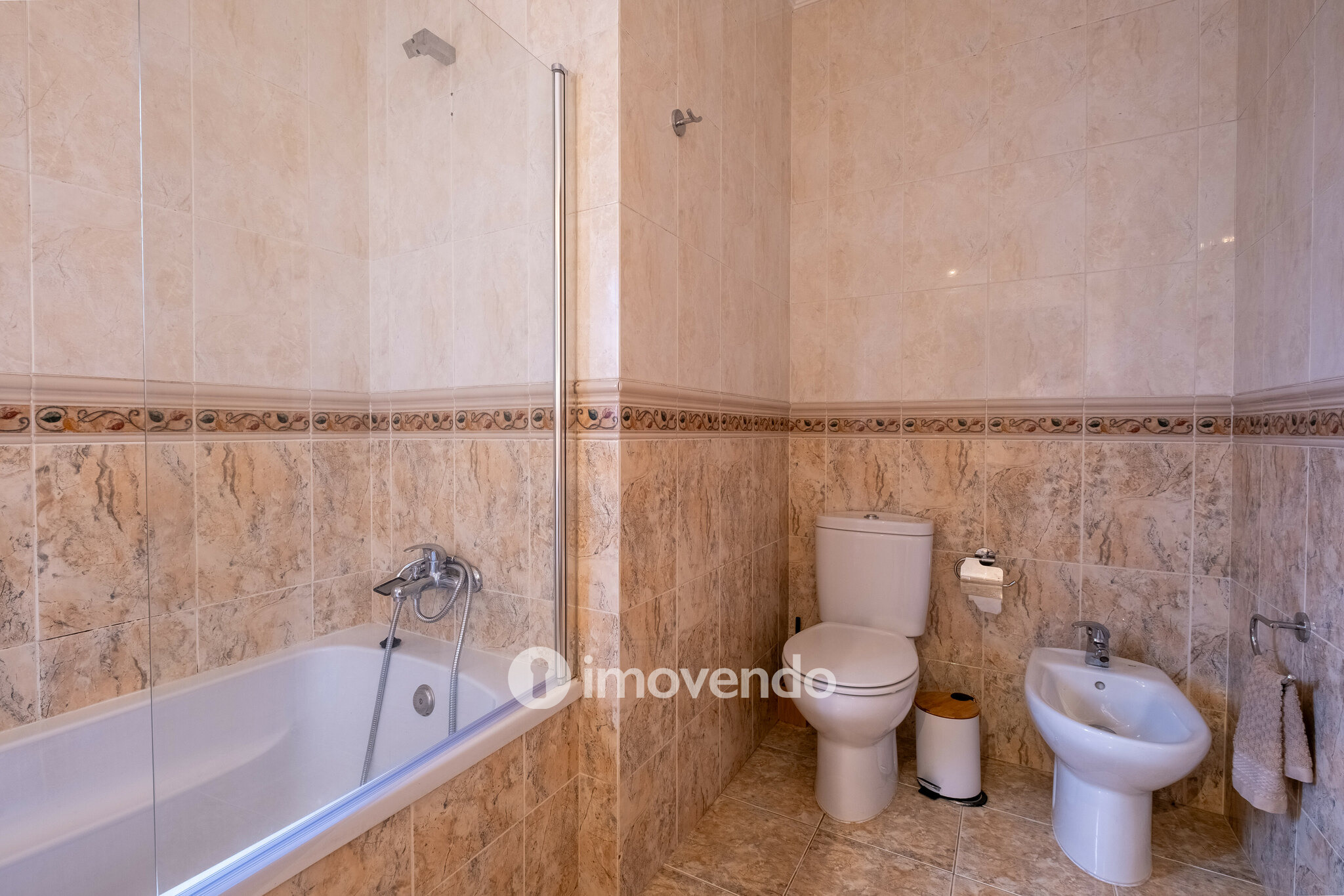 Moradia geminada T3, com áreas amplas e garagem, em Minde, Santarém