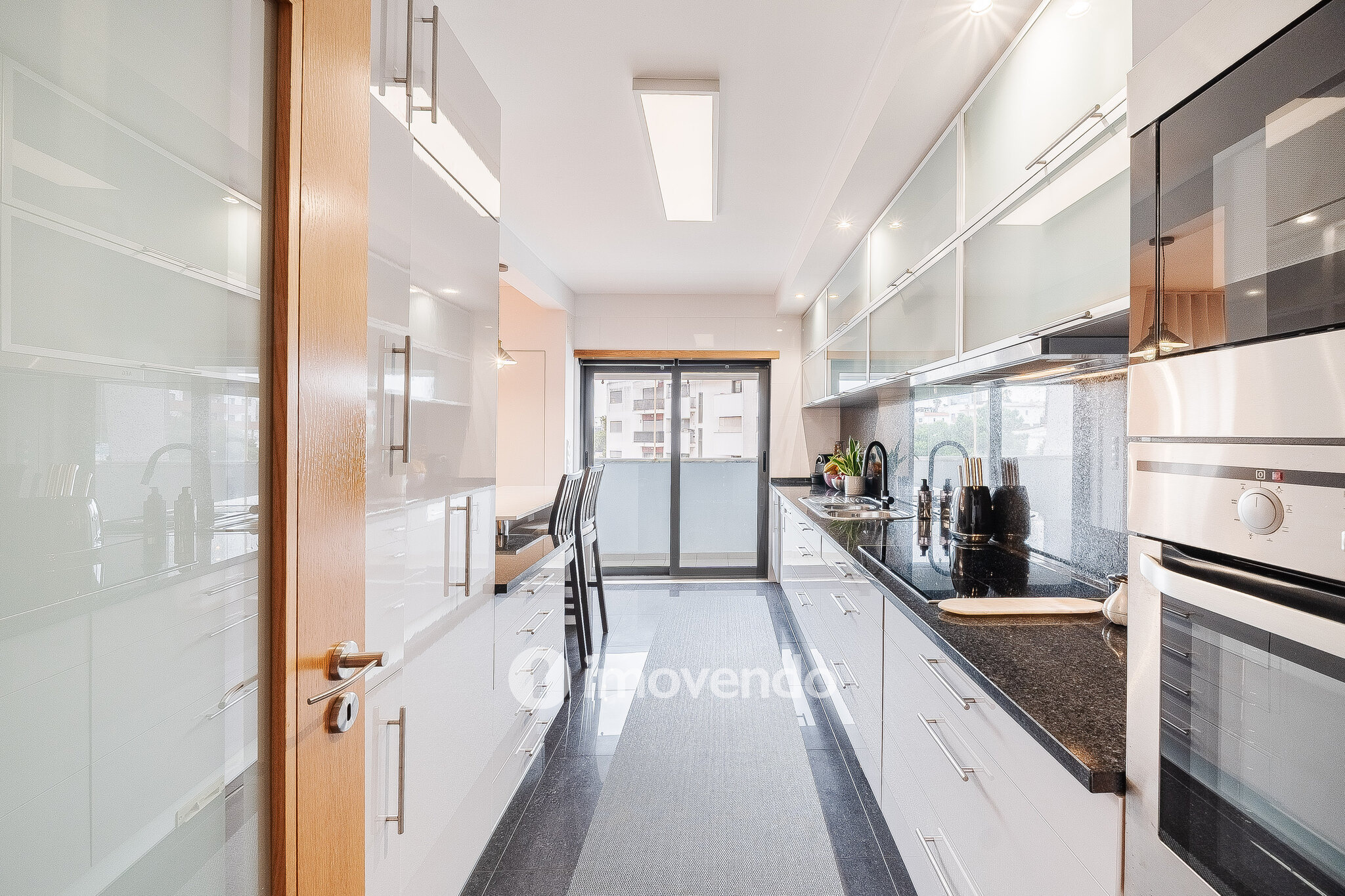 Apartamento T2 moderno, com garagem, em Carnaxide