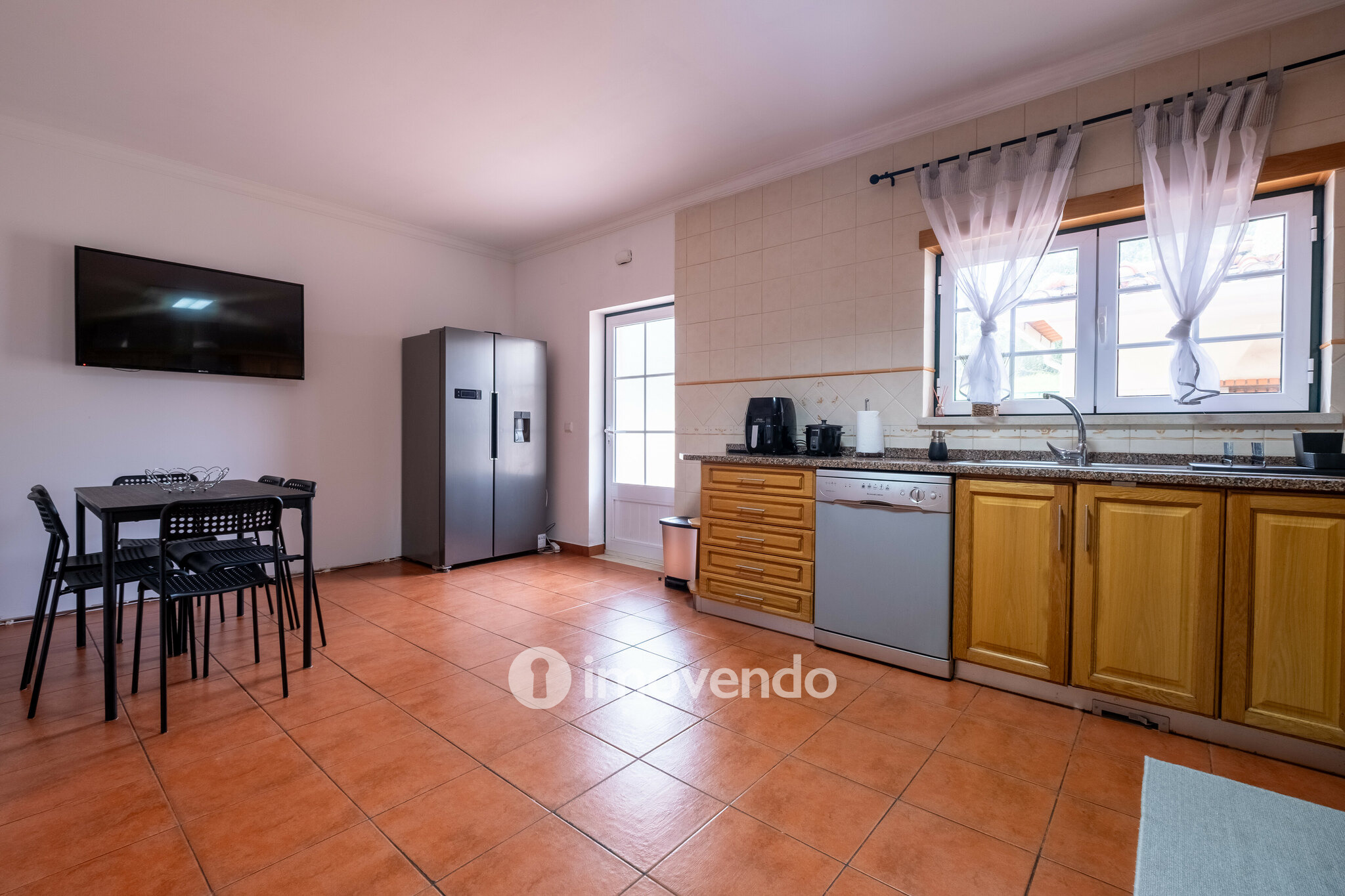 Moradia geminada T3, com áreas amplas e garagem, em Minde, Santarém