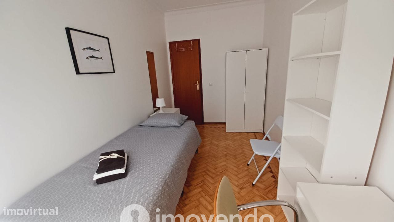 Apartamento T3 mobilado e com cozinha equipada, em Cacilhas