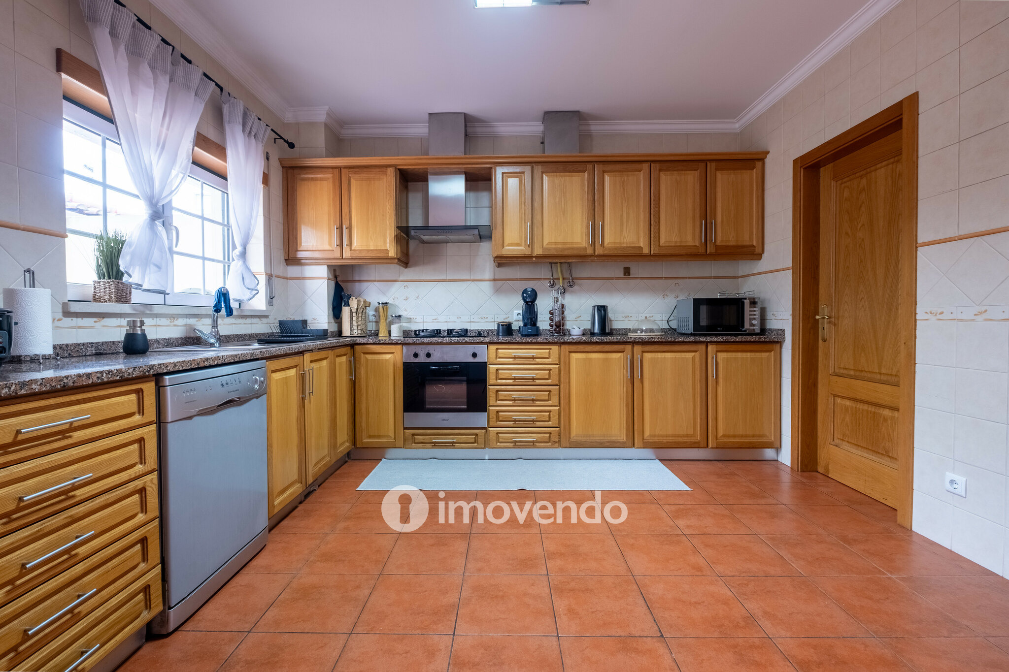 Moradia geminada T3, com áreas amplas e garagem, em Minde, Santarém