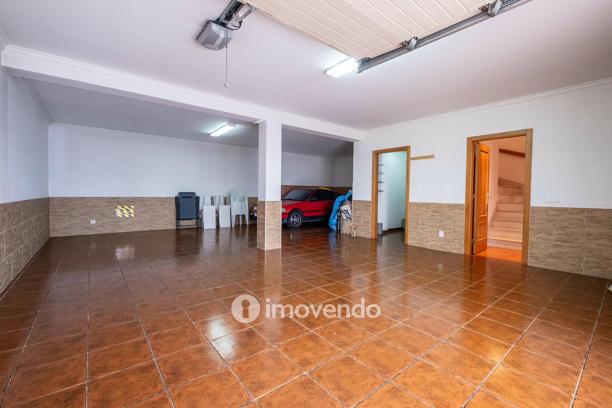 Moradia geminada T3, com áreas amplas e garagem, em Minde, Santarém