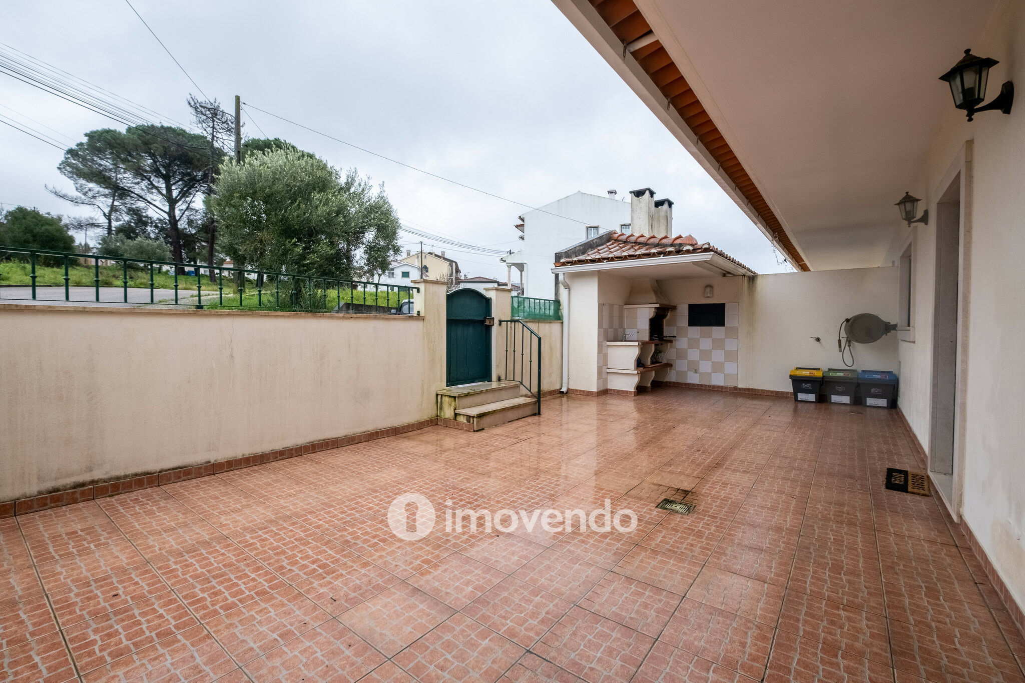 Moradia geminada T3, com áreas amplas e garagem, em Minde, Santarém