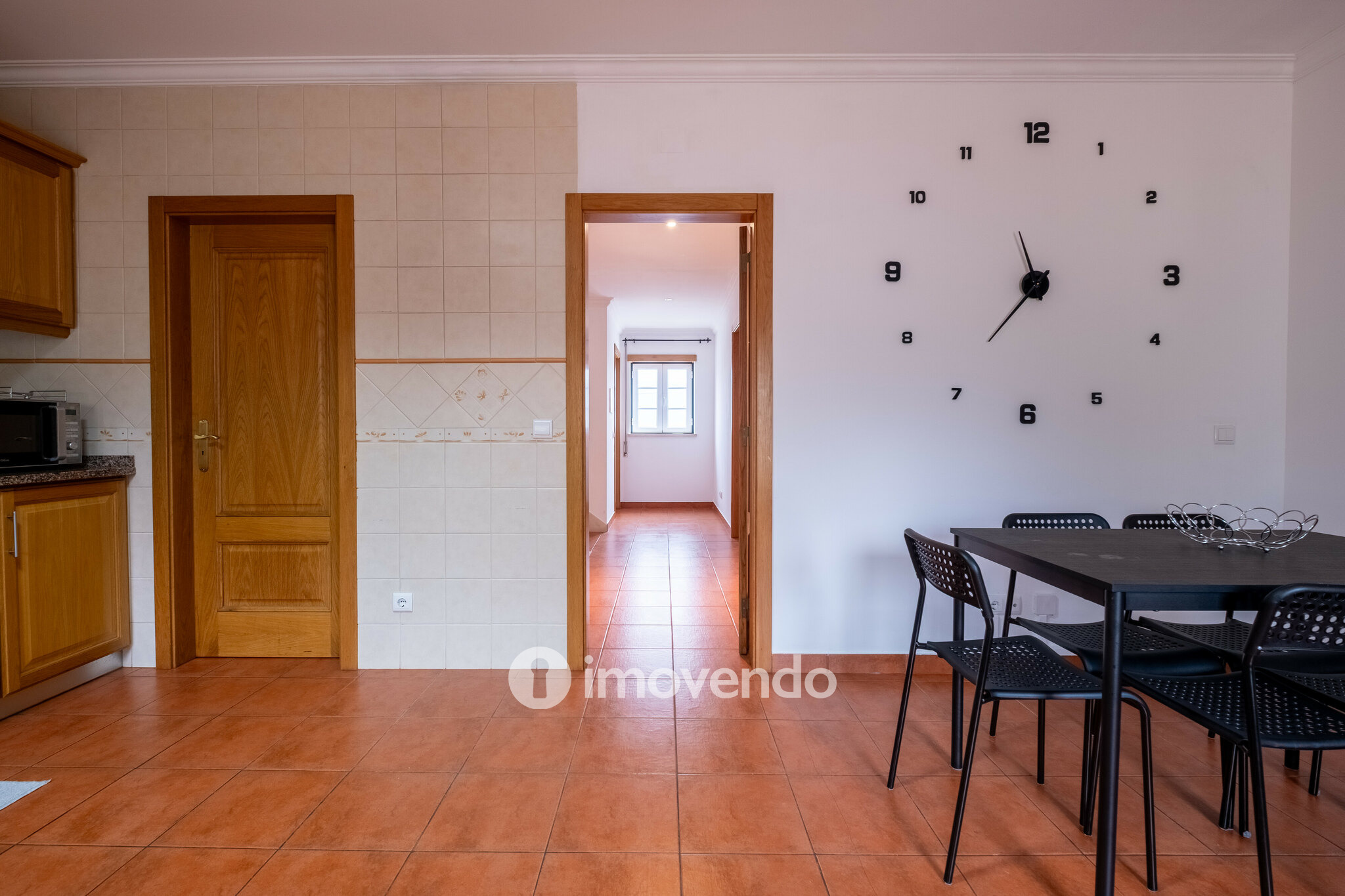 Moradia geminada T3, com áreas amplas e garagem, em Minde, Santarém