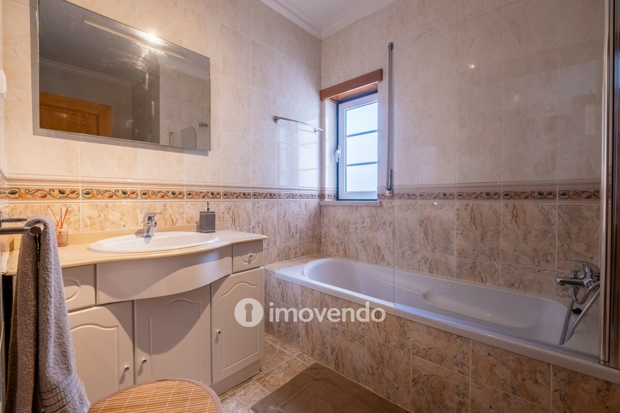 Moradia geminada T3, com áreas amplas e garagem, em Minde, Santarém