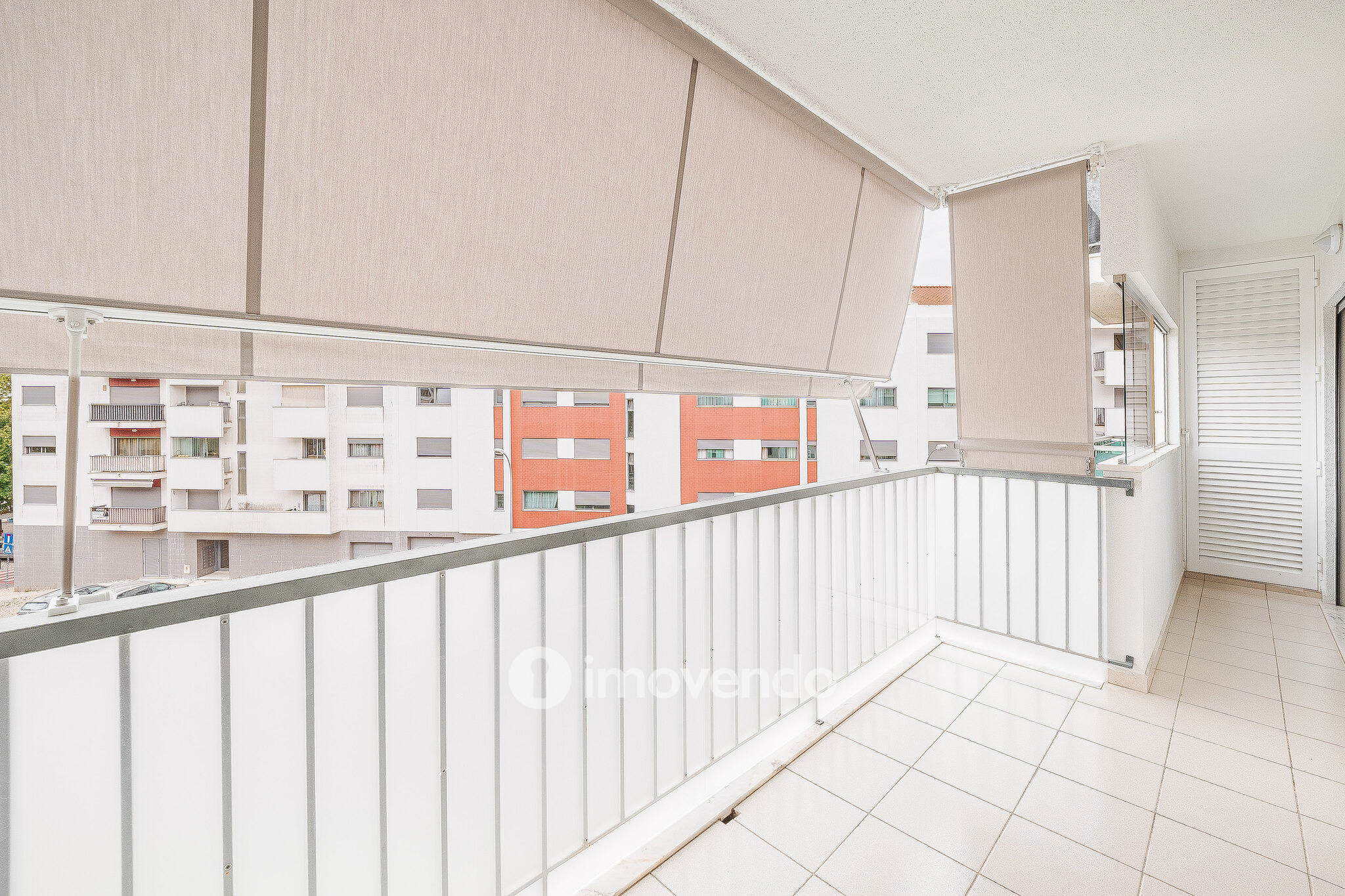 Apartamento T2 moderno, com garagem, em Carnaxide