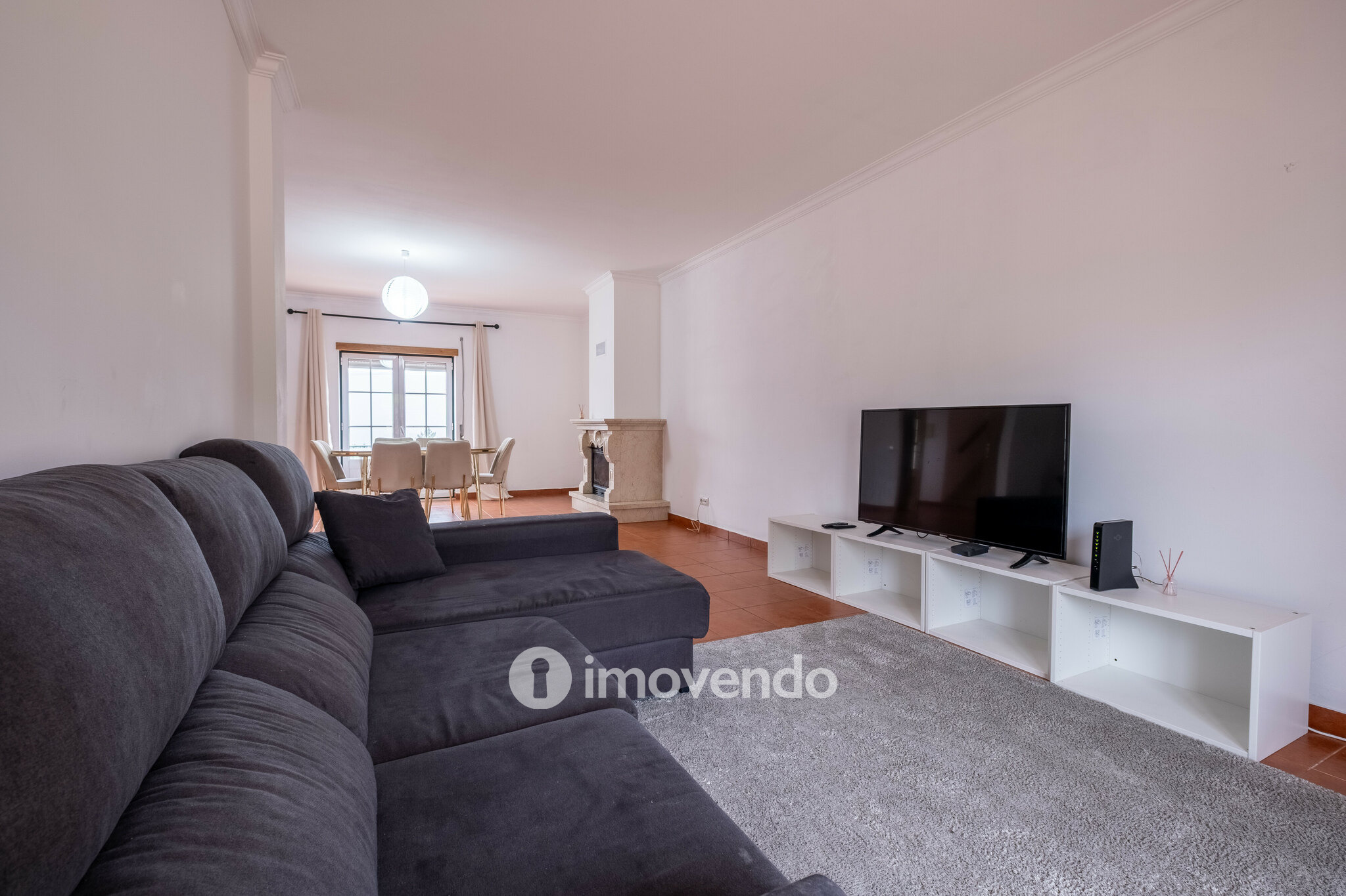 Moradia geminada T3, com áreas amplas e garagem, em Minde, Santarém