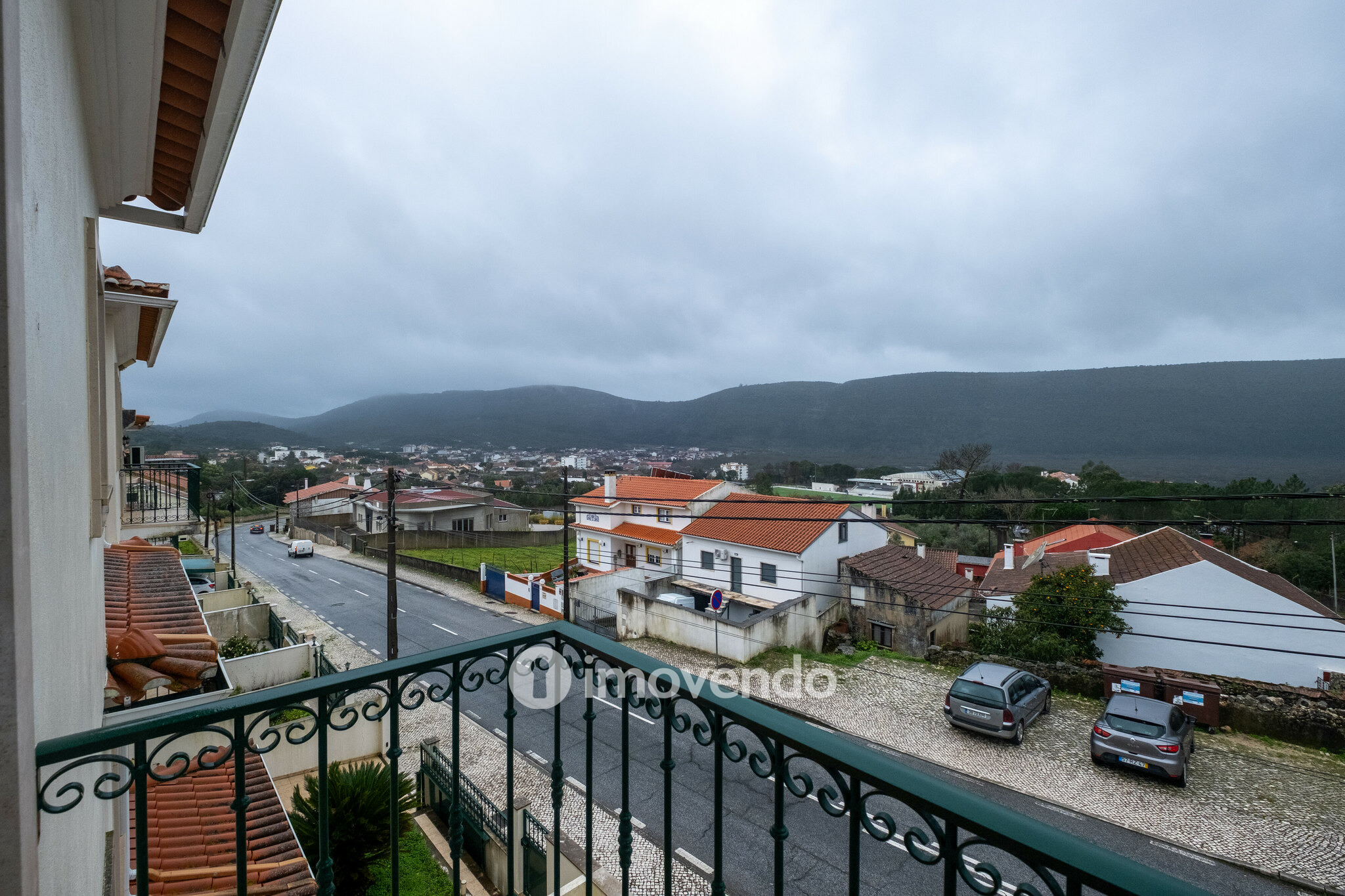 Moradia geminada T3, com áreas amplas e garagem, em Minde, Santarém