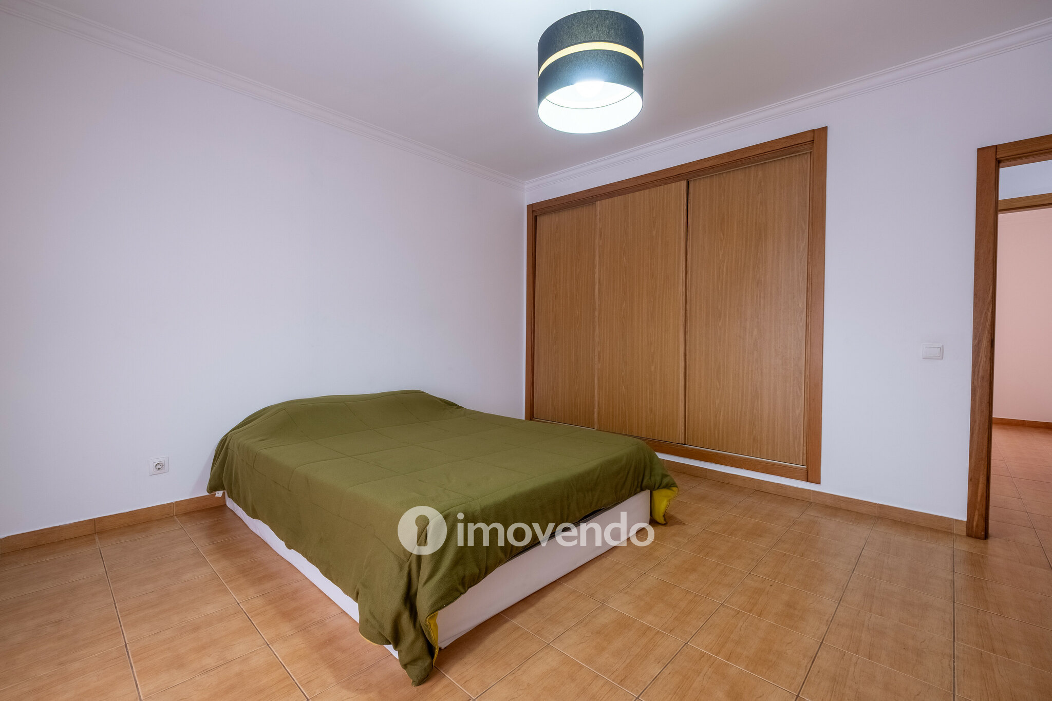 Moradia geminada T3, com áreas amplas e garagem, em Minde, Santarém