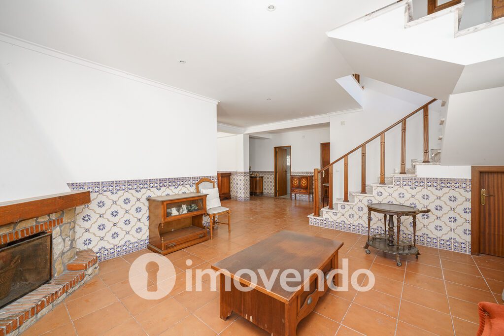 Moradia T4 em Almada, Charneca da Caparica com 584 m<sup>2</sup> por 615.000