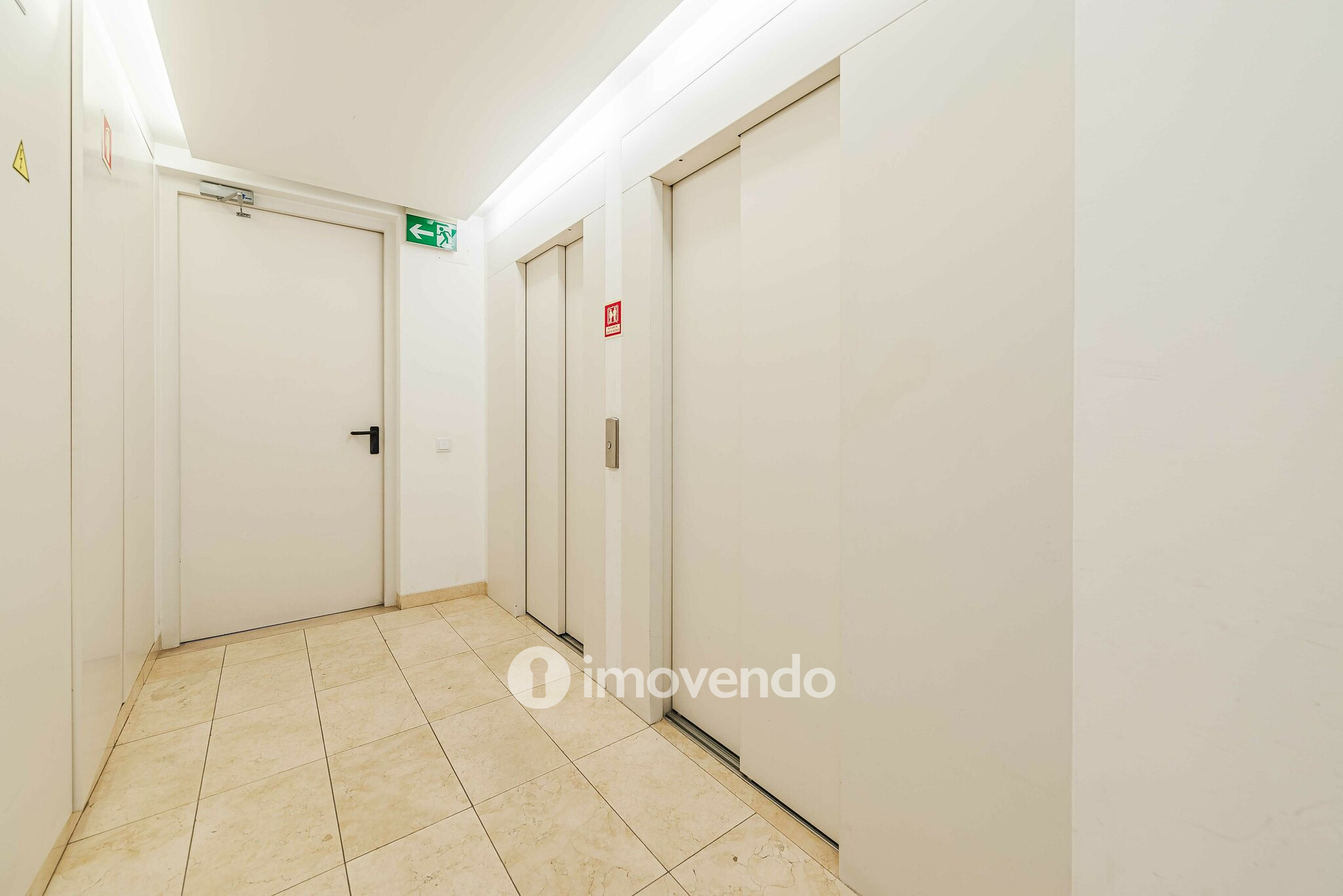 Apartamento T1 exclusivo, com estacionamento, na Av. Duque de Loulé