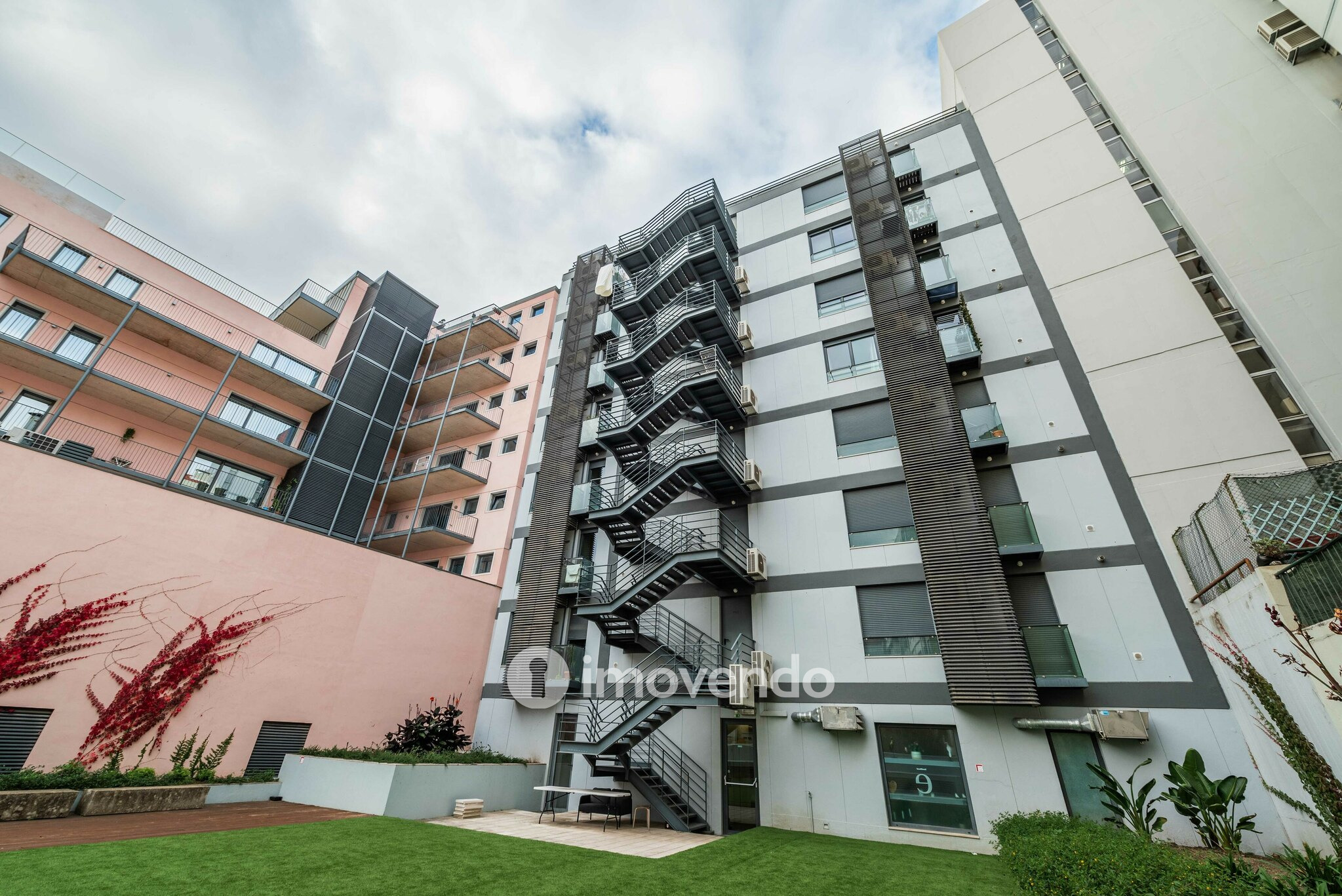 Apartamento T1 exclusivo, com estacionamento, na Av. Duque de Loulé