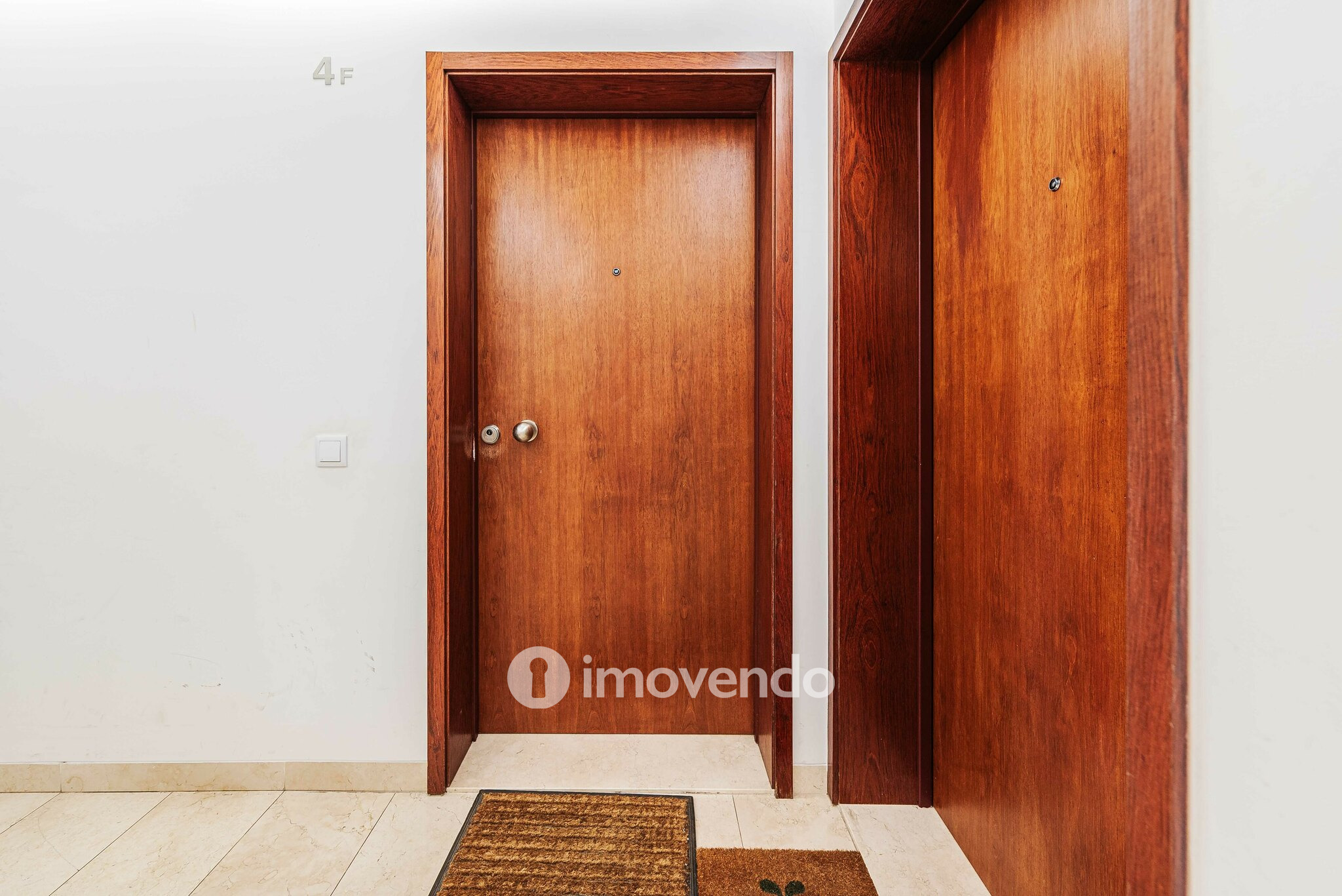 Apartamento T1 exclusivo, com estacionamento, na Av. Duque de Loulé