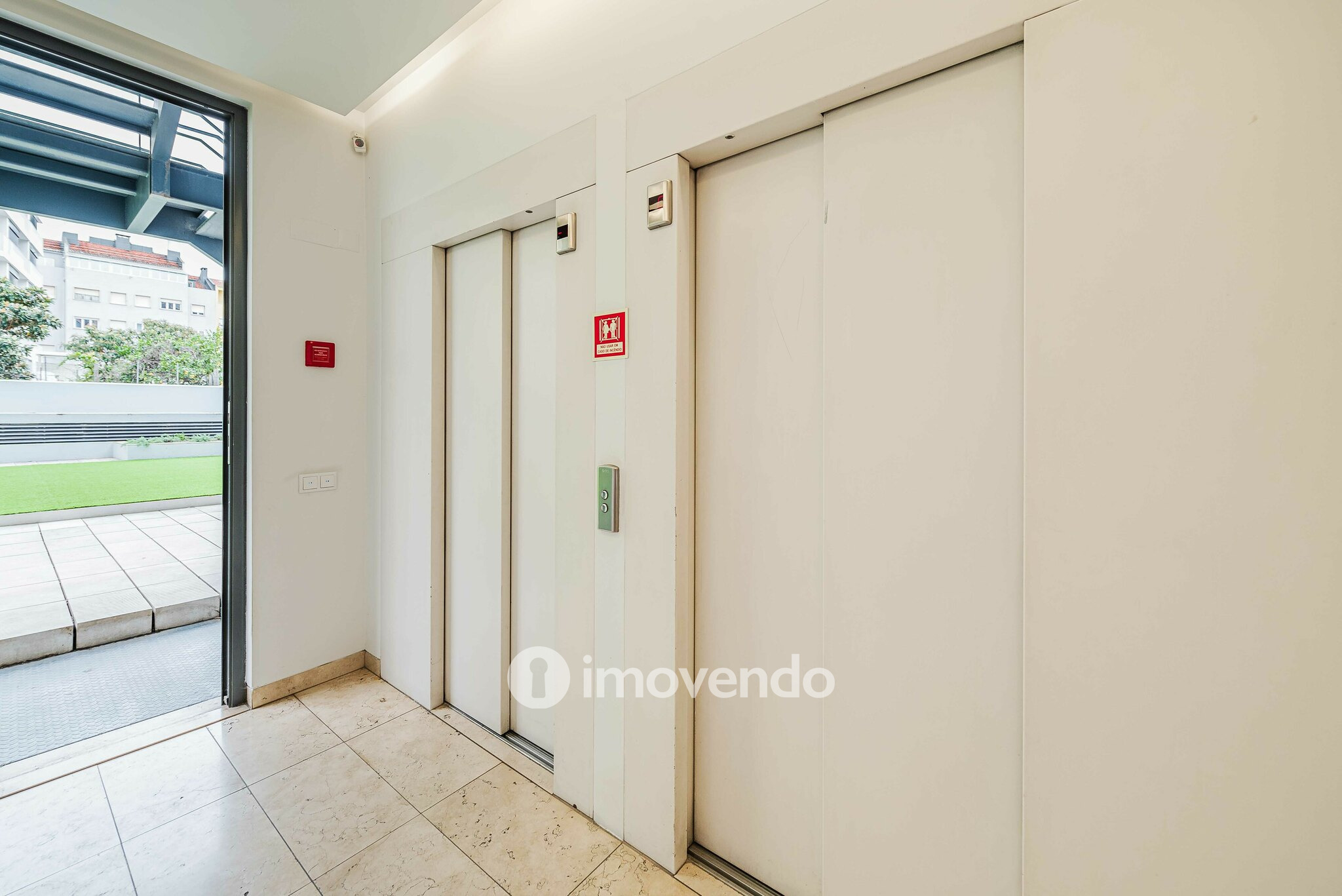 Apartamento T1 exclusivo, com estacionamento, na Av. Duque de Loulé