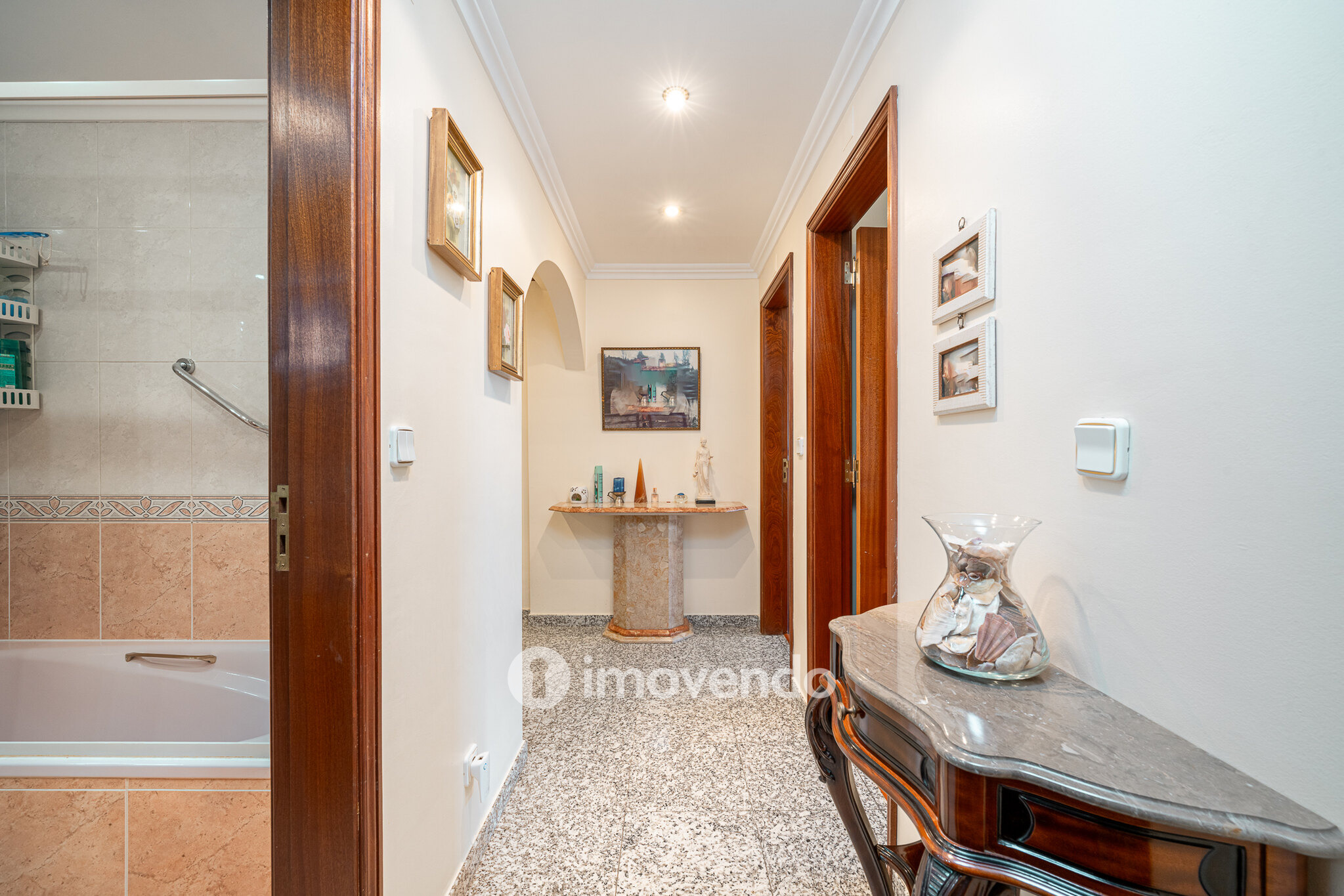 Apartamento T3, com lugar de estacionamento e varandas, na Amora