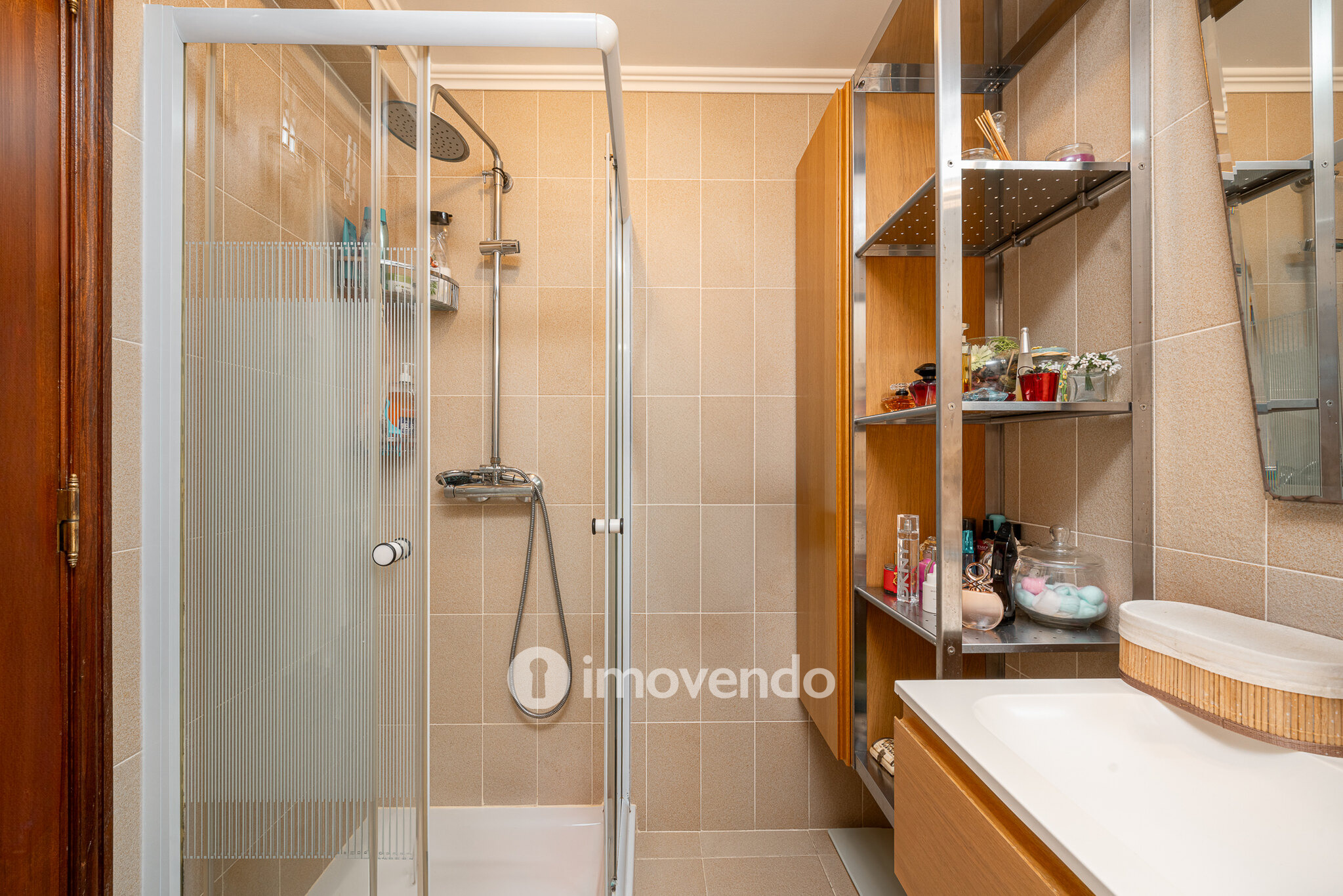 Apartamento T3, com lugar de estacionamento e varandas, na Amora