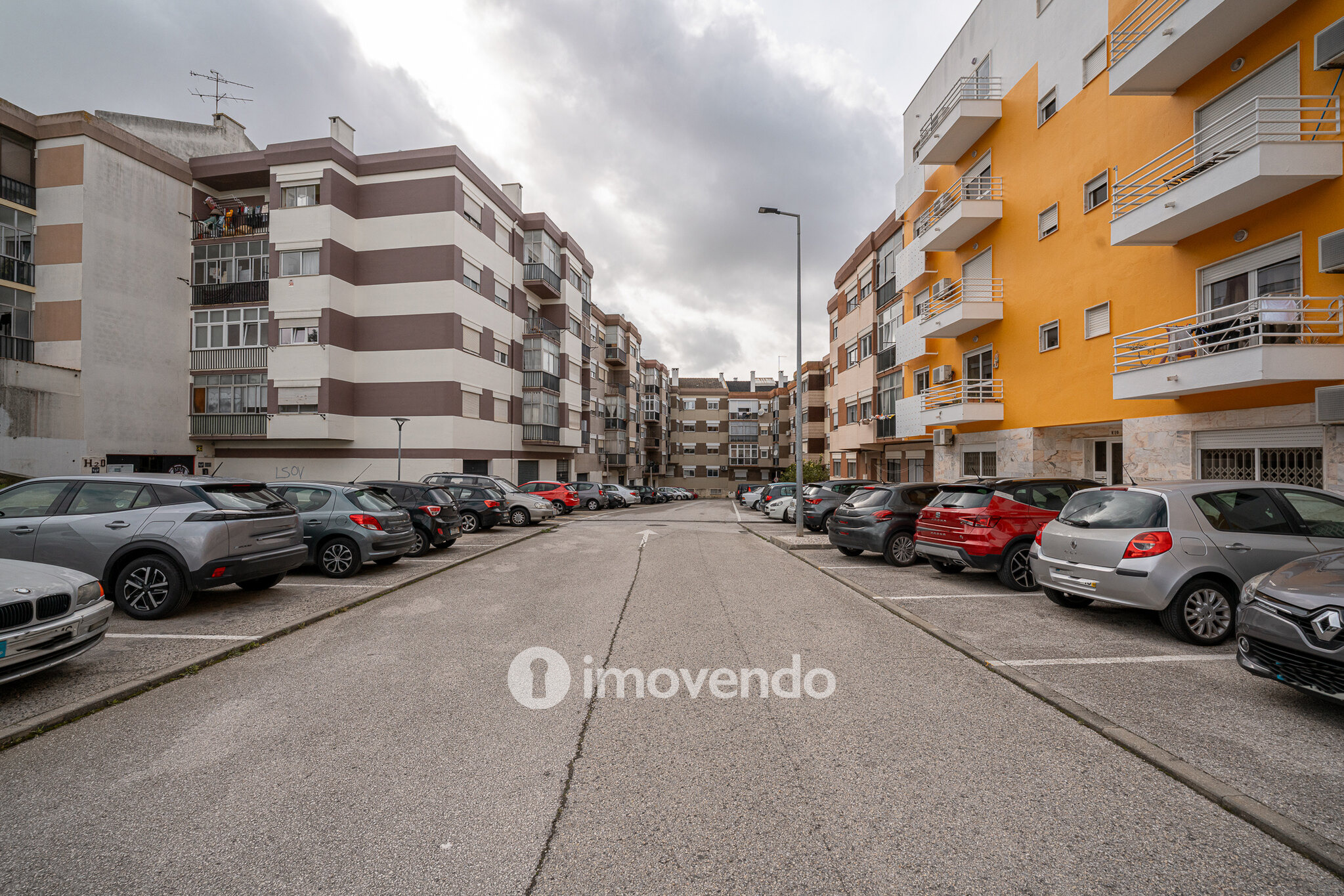 Apartamento T3, com lugar de estacionamento e varandas, na Amora