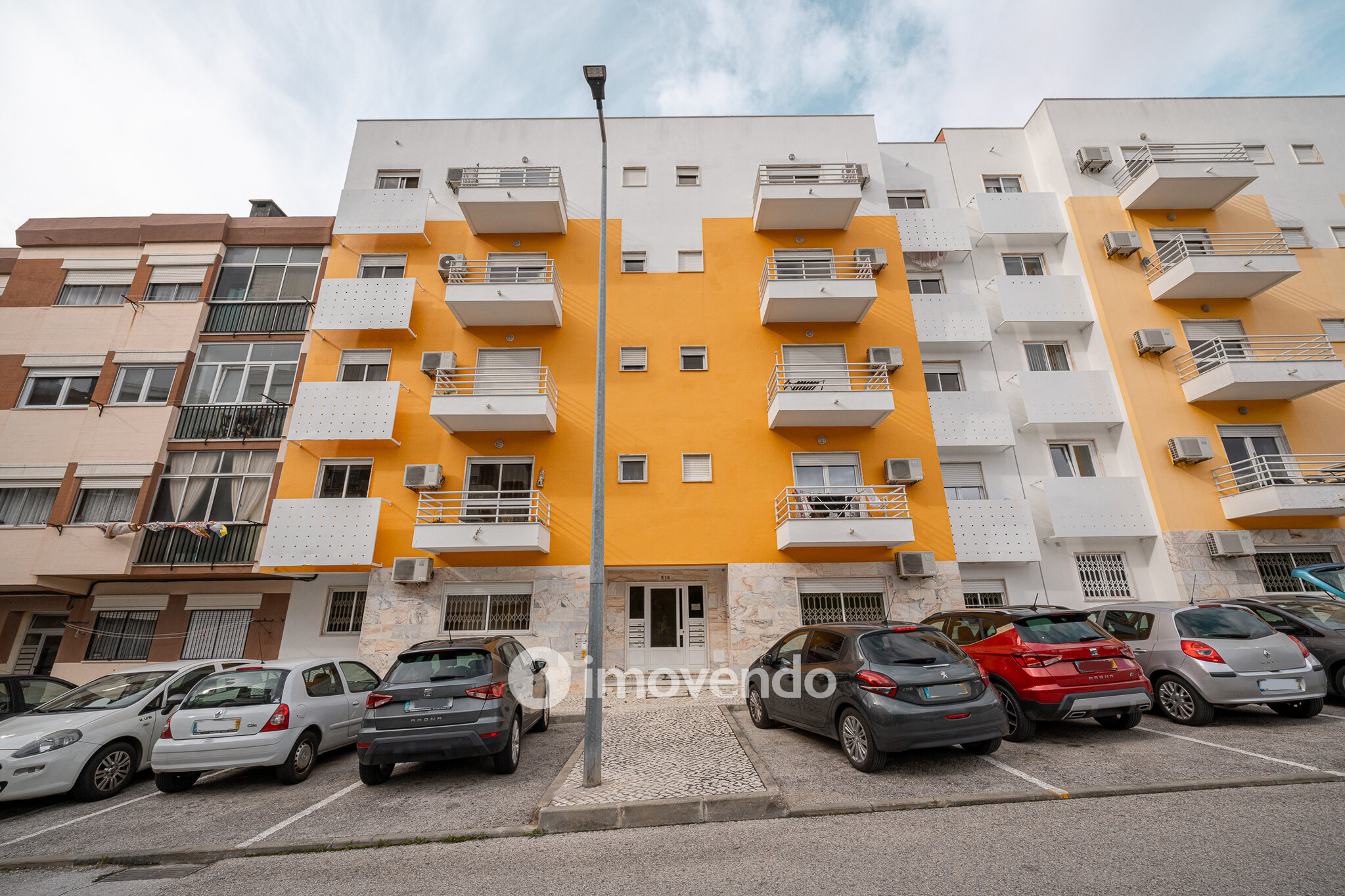 Apartamento T3, com lugar de estacionamento e varandas, na Amora