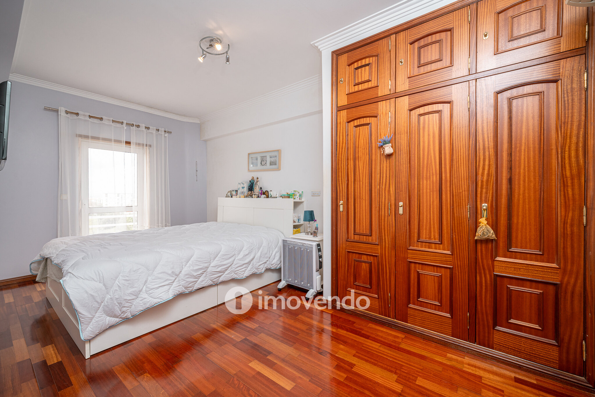 Apartamento T3, com lugar de estacionamento e varandas, na Amora