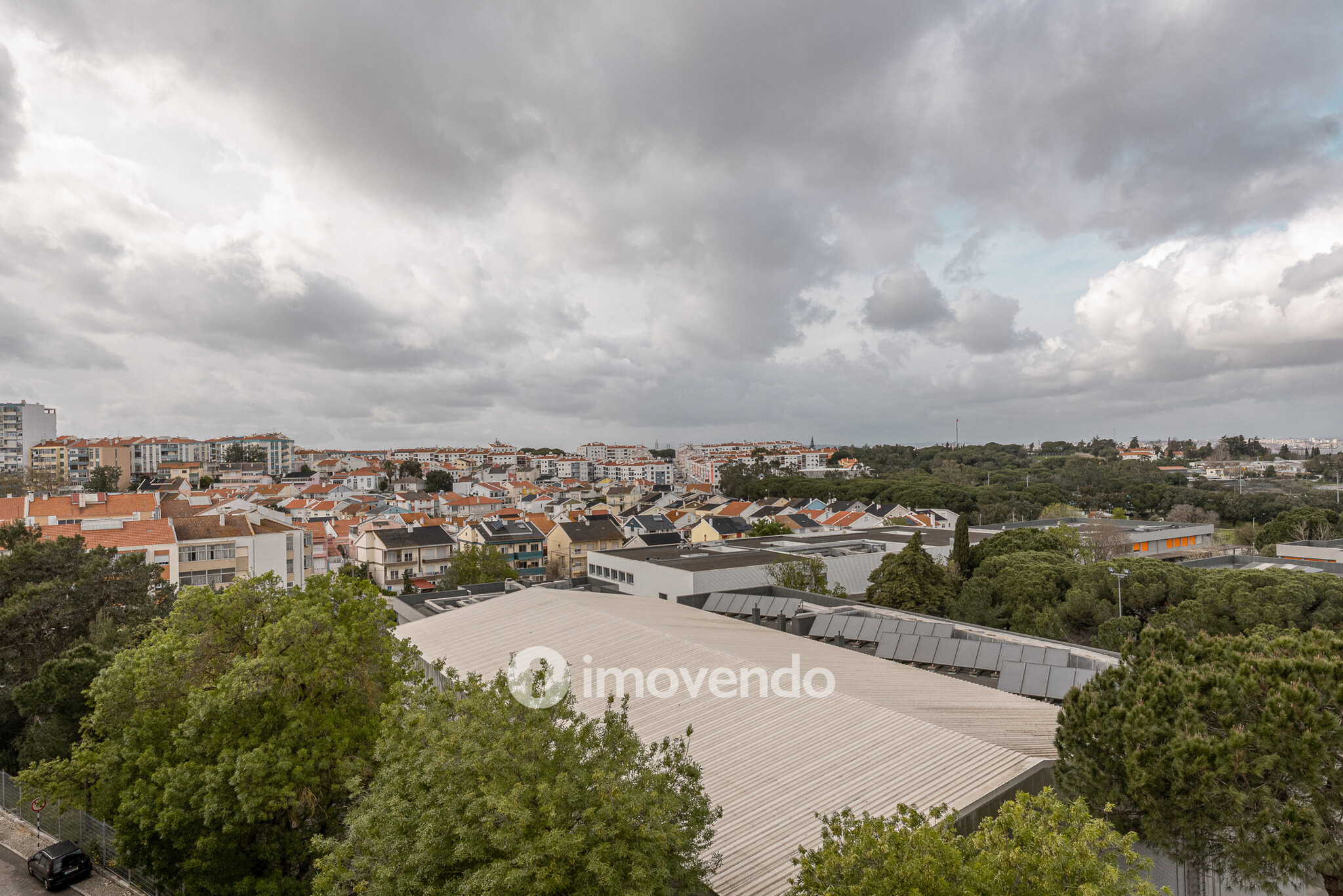 Apartamento T3, com lugar de estacionamento e varandas, na Amora