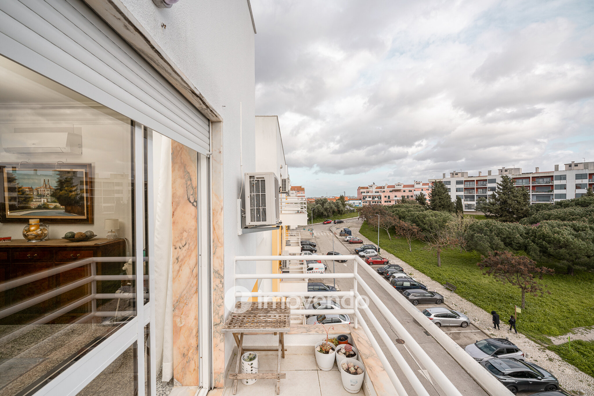 Apartamento T3, com lugar de estacionamento e varandas, na Amora