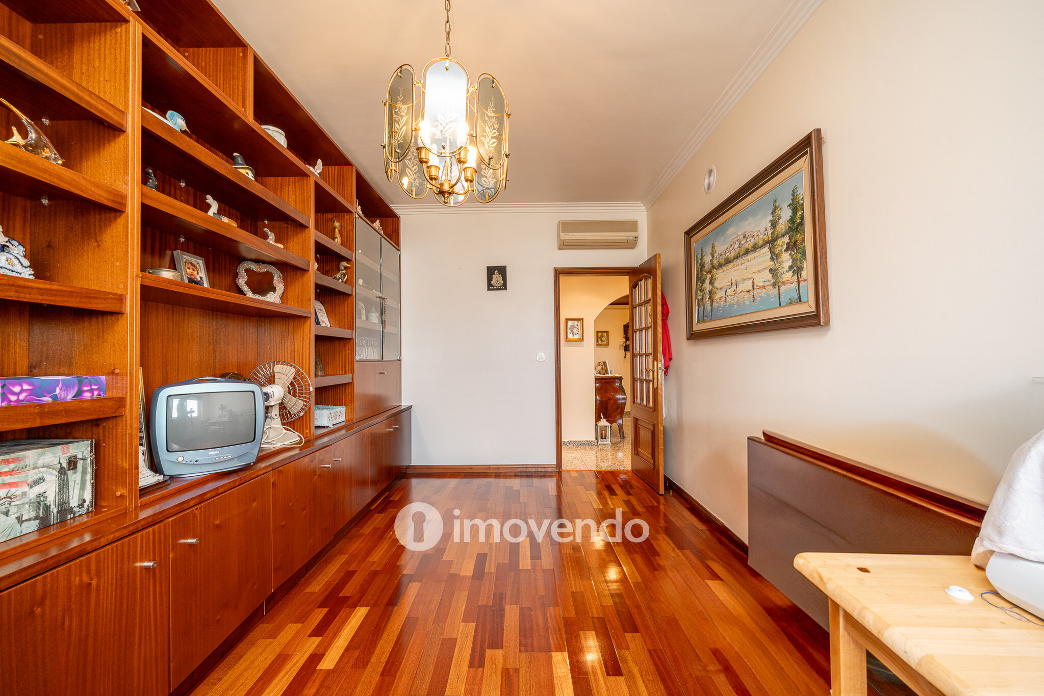 Apartamento T3, com lugar de estacionamento e varandas, na Amora