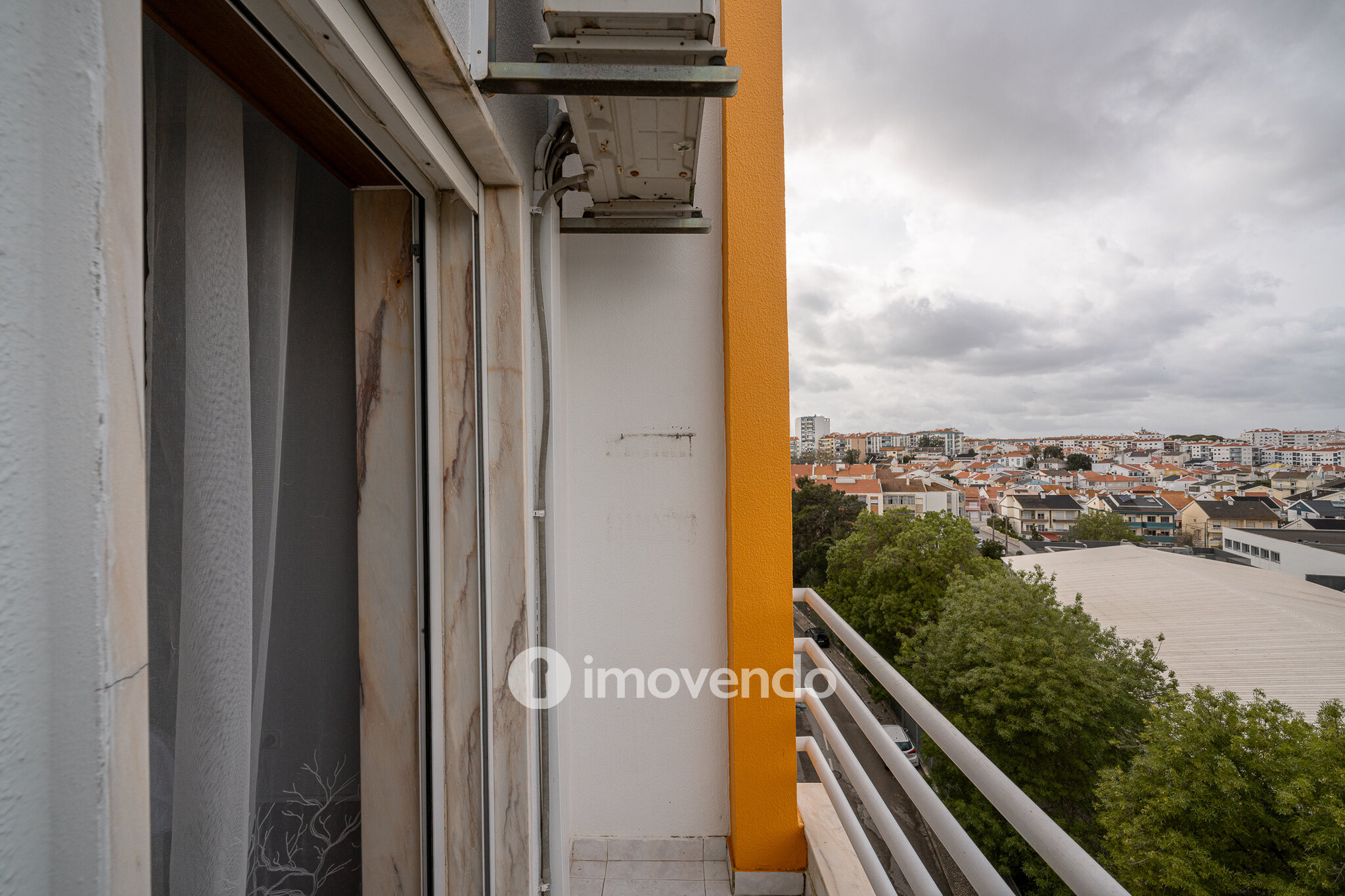 Apartamento T3, com lugar de estacionamento e varandas, na Amora