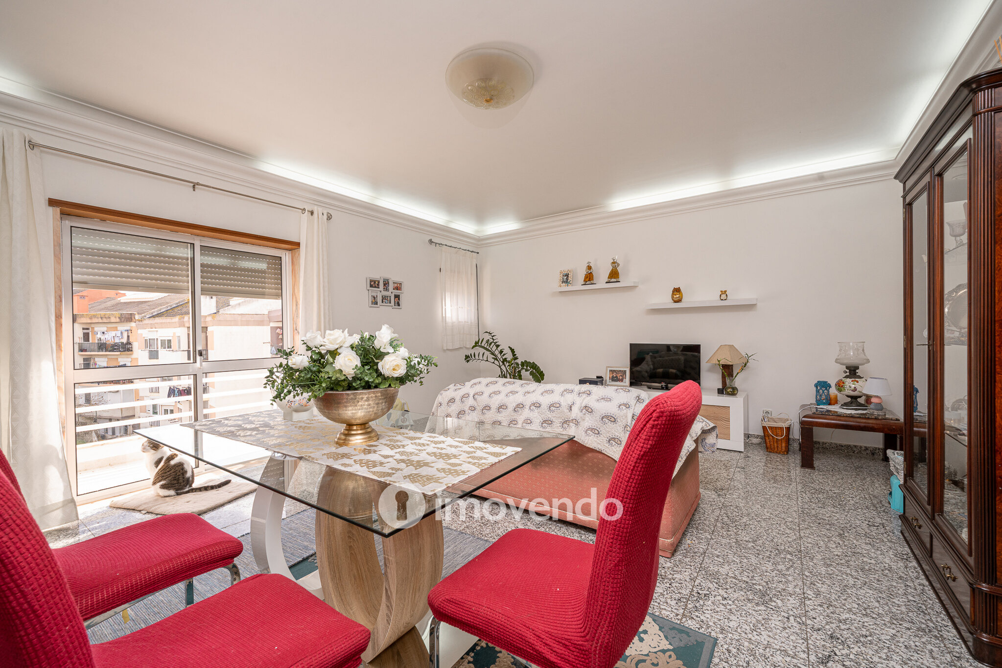 Apartamento T3, com lugar de estacionamento e varandas, na Amora