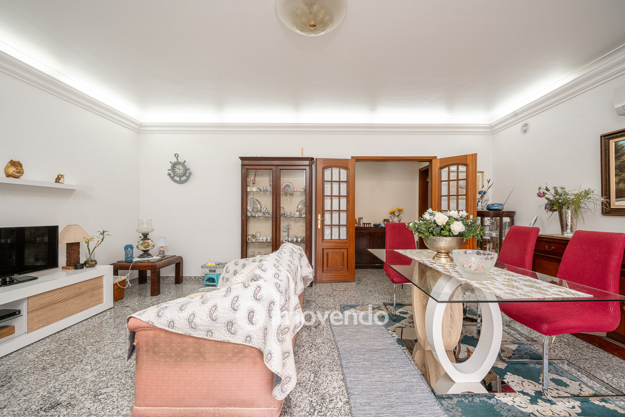 Apartamento T3, com lugar de estacionamento e varandas, na Amora