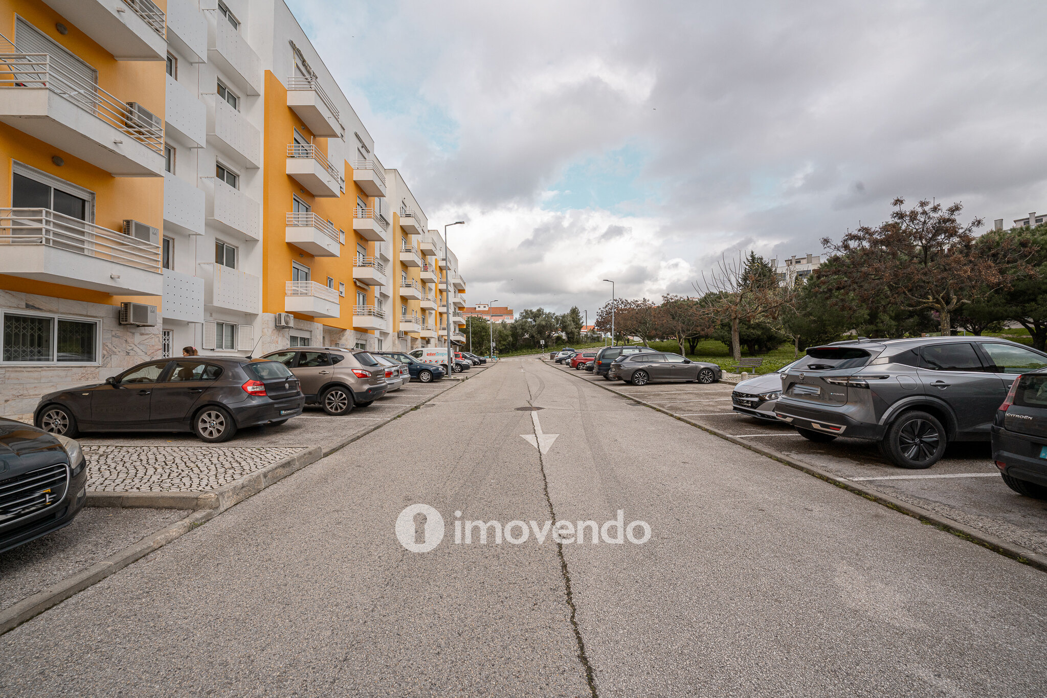 Apartamento T3, com lugar de estacionamento e varandas, na Amora