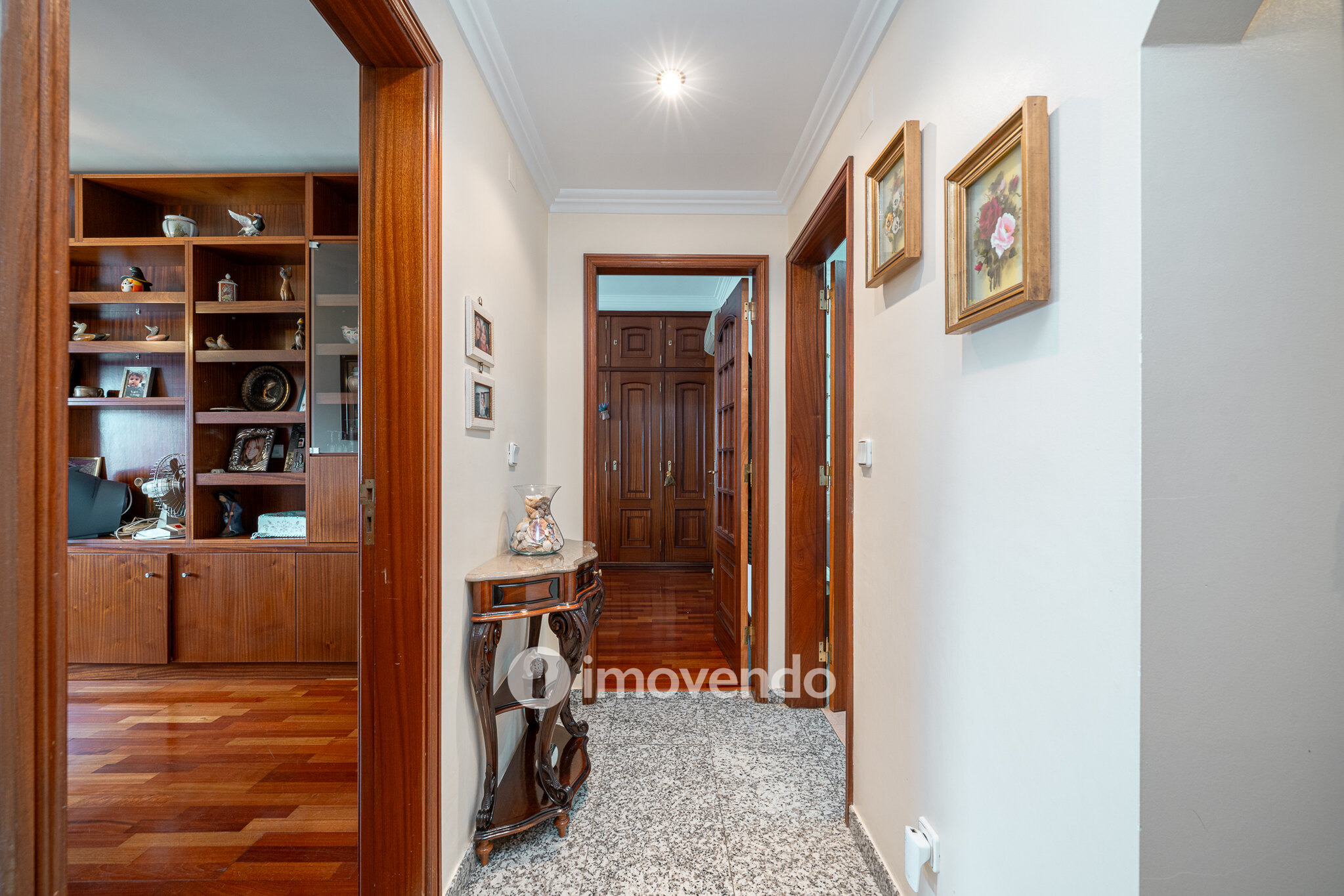 Apartamento T3, com lugar de estacionamento e varandas, na Amora