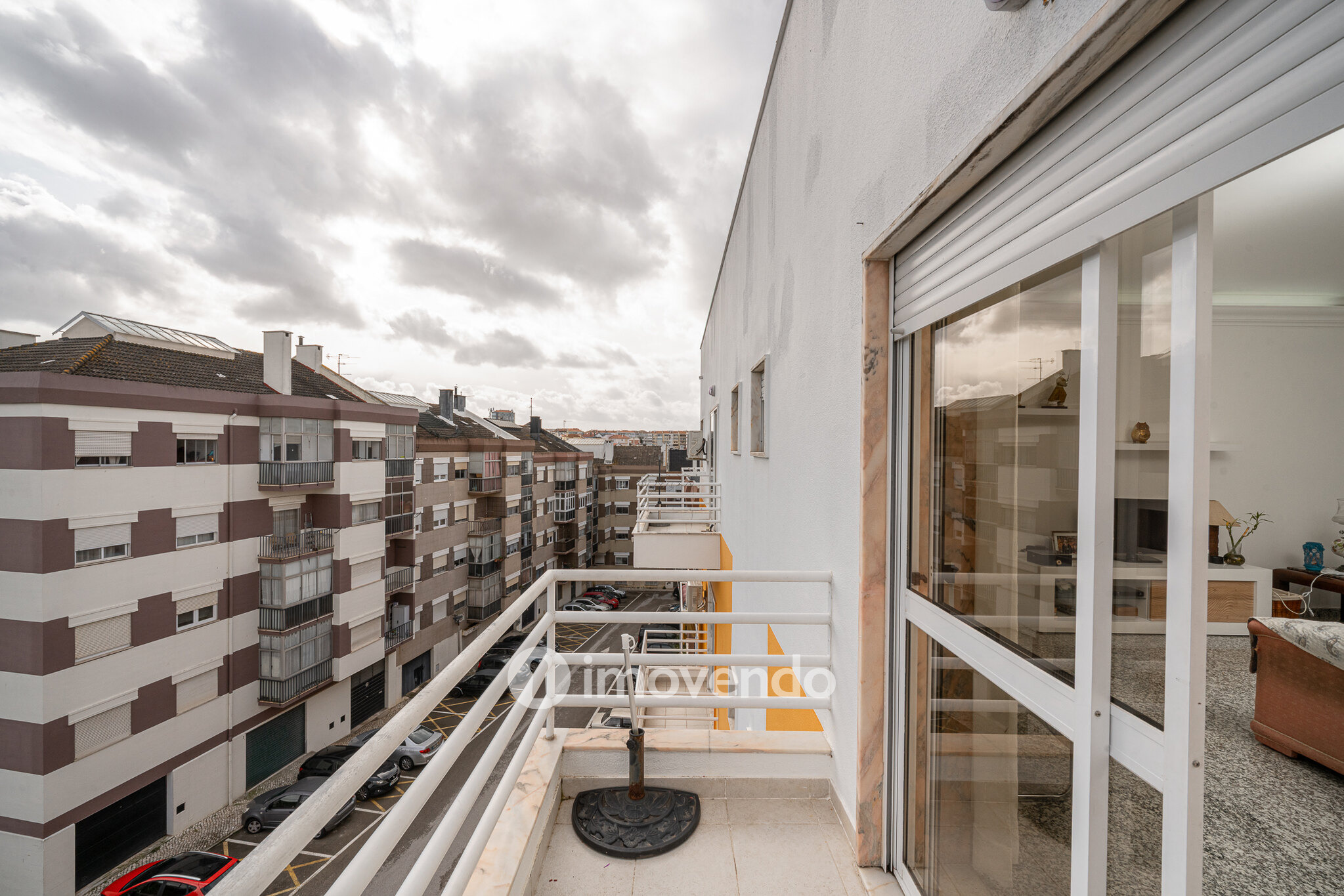 Apartamento T3, com lugar de estacionamento e varandas, na Amora