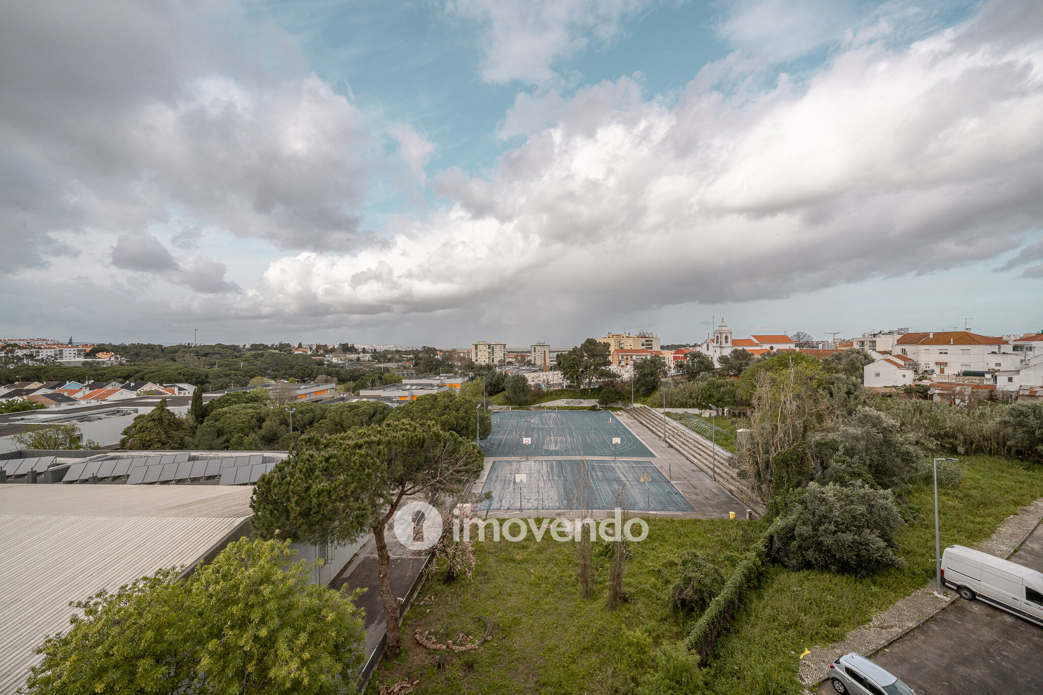 Apartamento T3, com lugar de estacionamento e varandas, na Amora