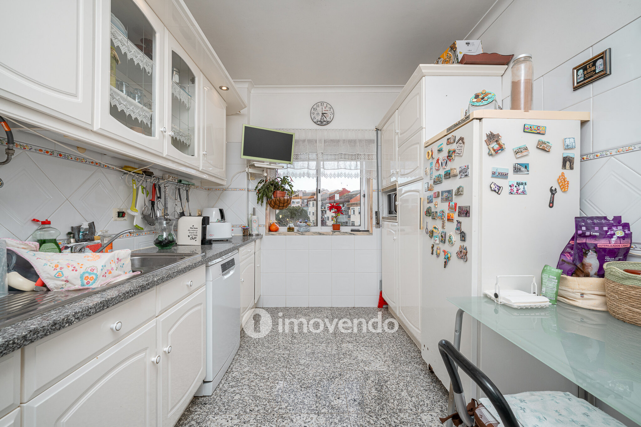 Apartamento T3, com lugar de estacionamento e varandas, na Amora