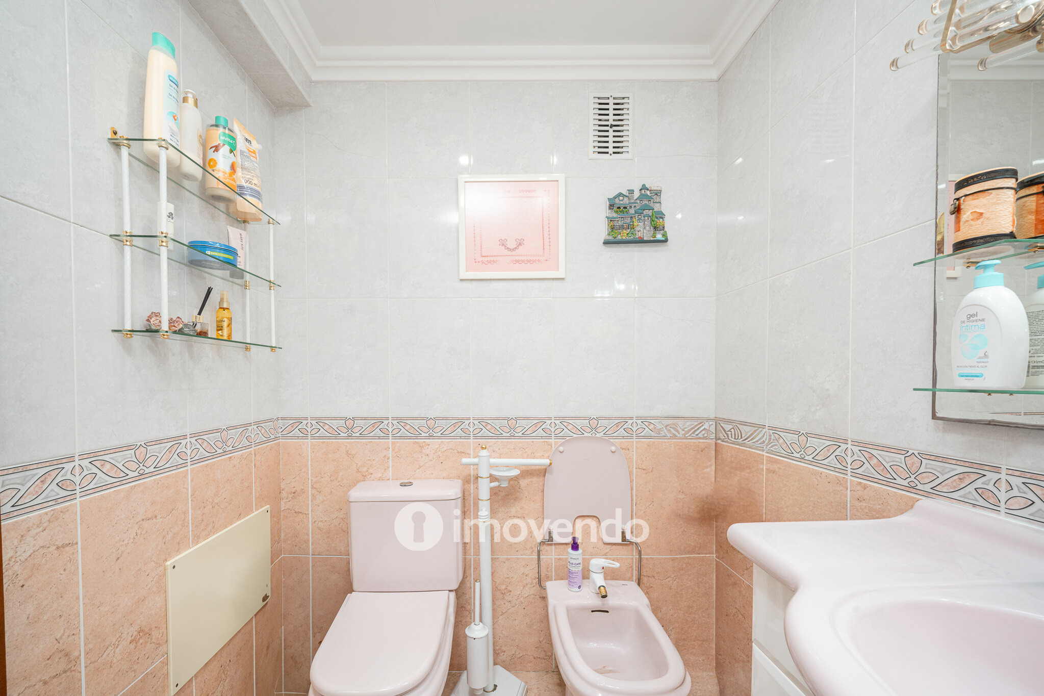 Apartamento T3, com lugar de estacionamento e varandas, na Amora