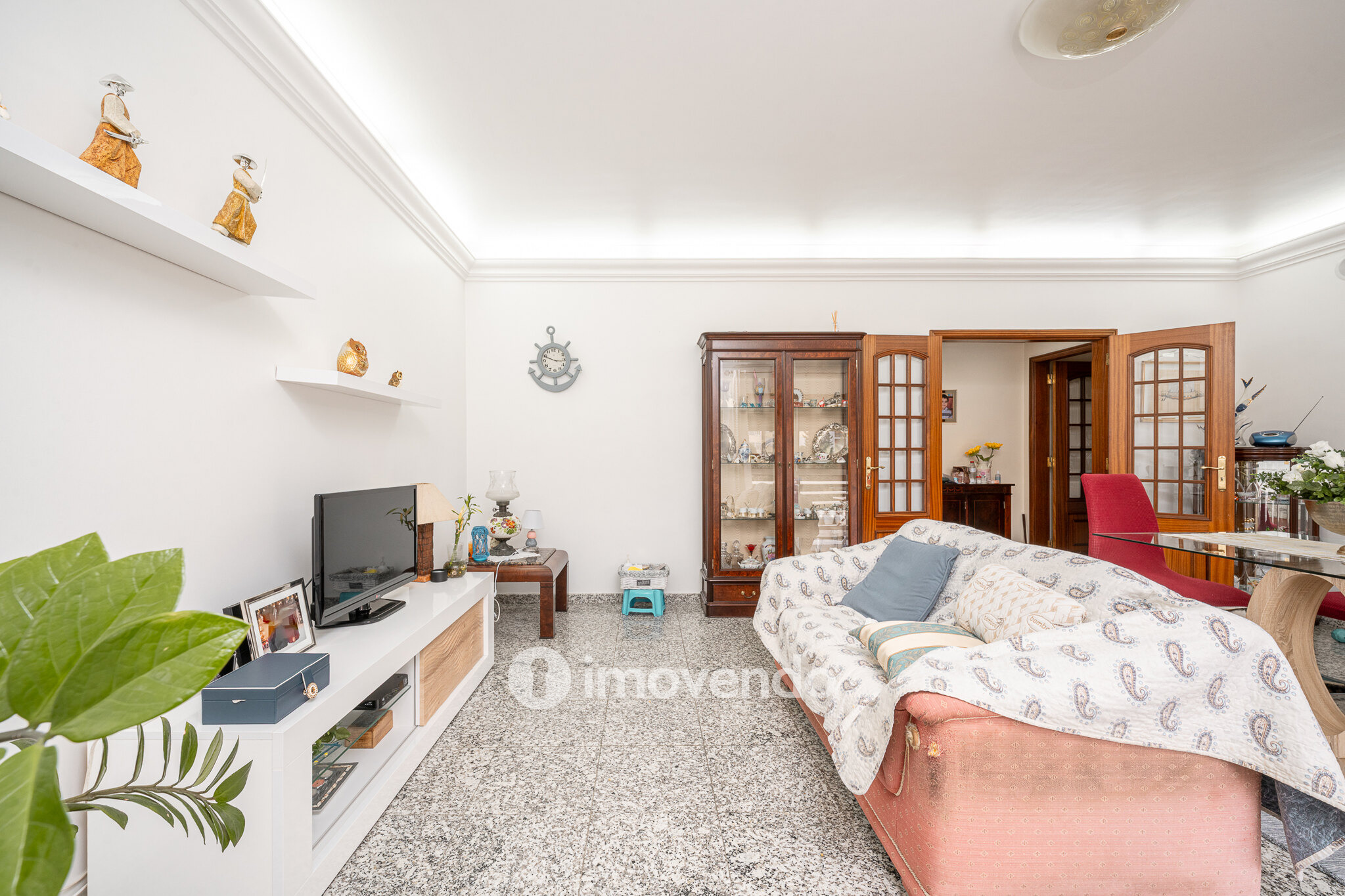 Apartamento T3, com lugar de estacionamento e varandas, na Amora