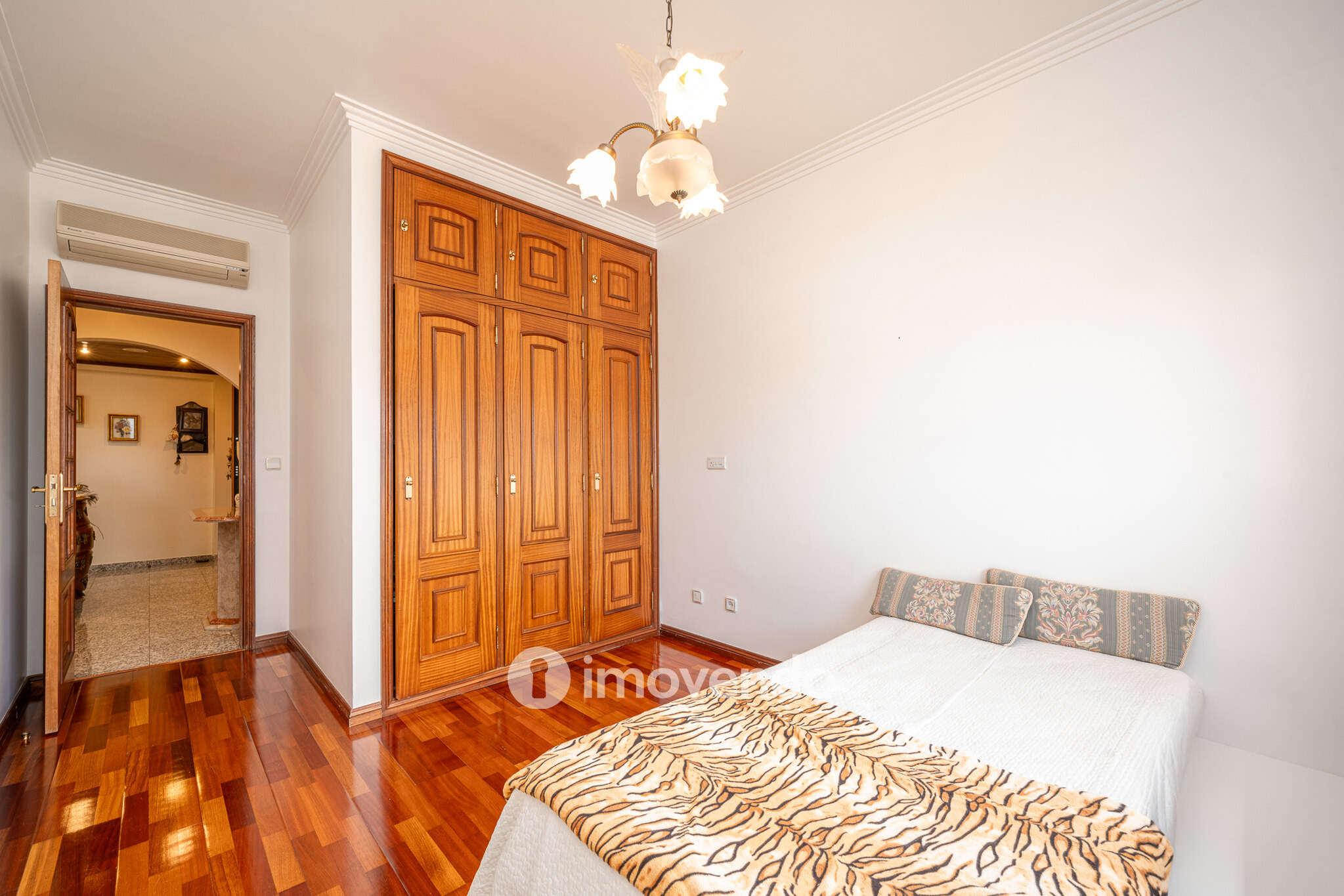 Apartamento T3, com lugar de estacionamento e varandas, na Amora